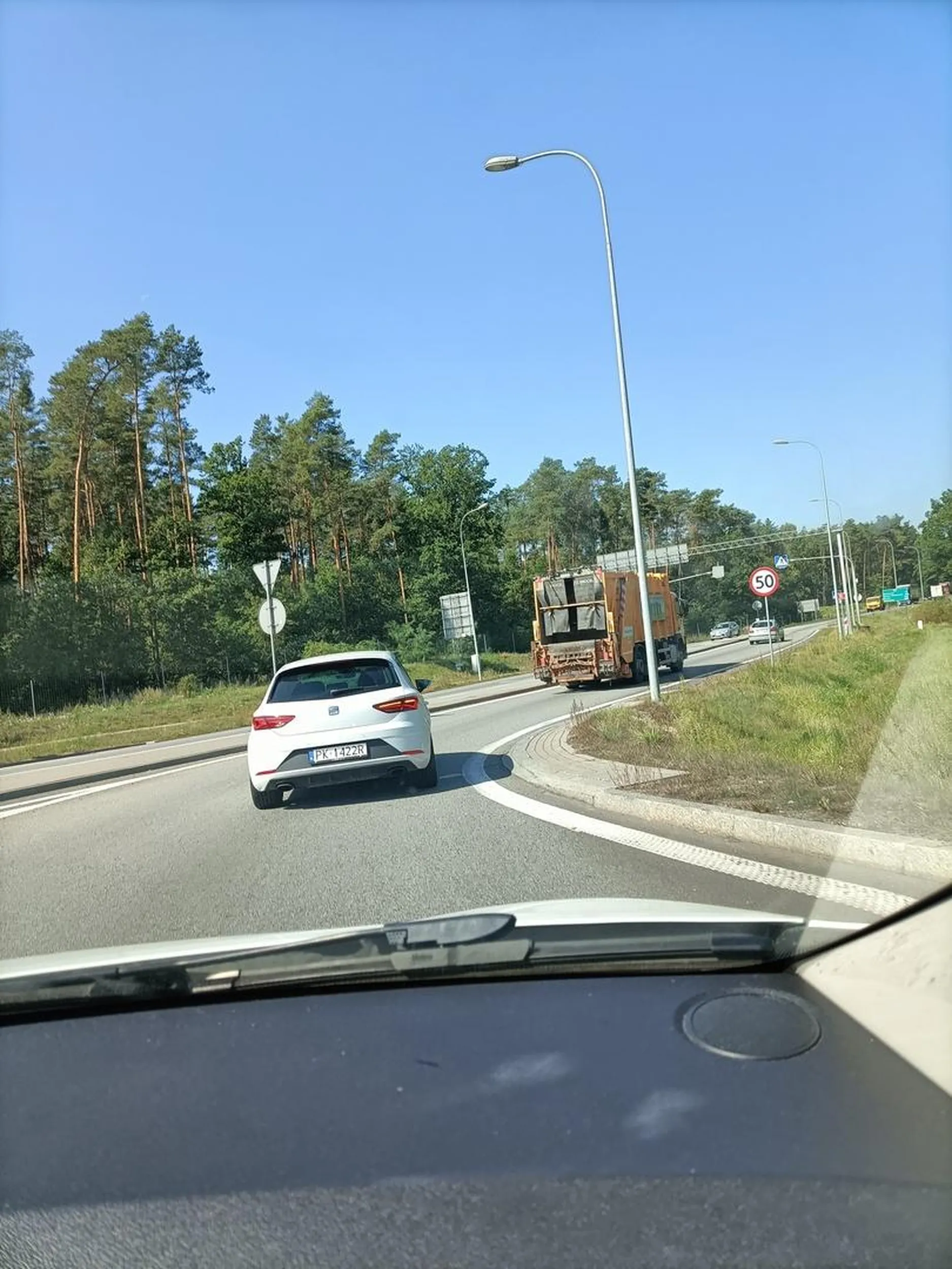 Jeździ slalomem i co chwilę hamuje