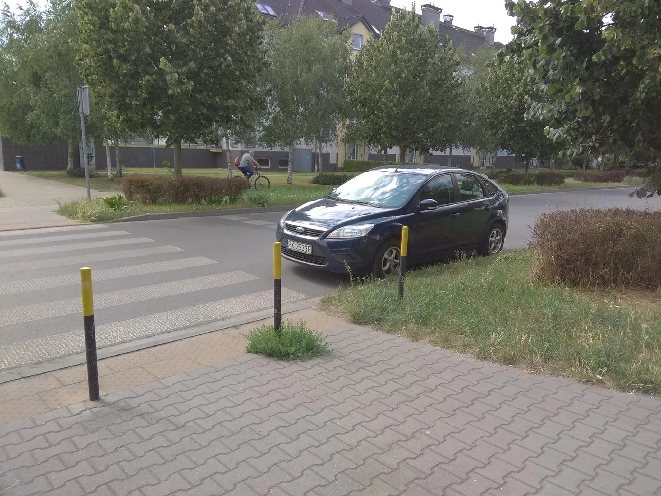 Nie parkuj w ten sposób, bo ograniczas widoczność na przejściu.
