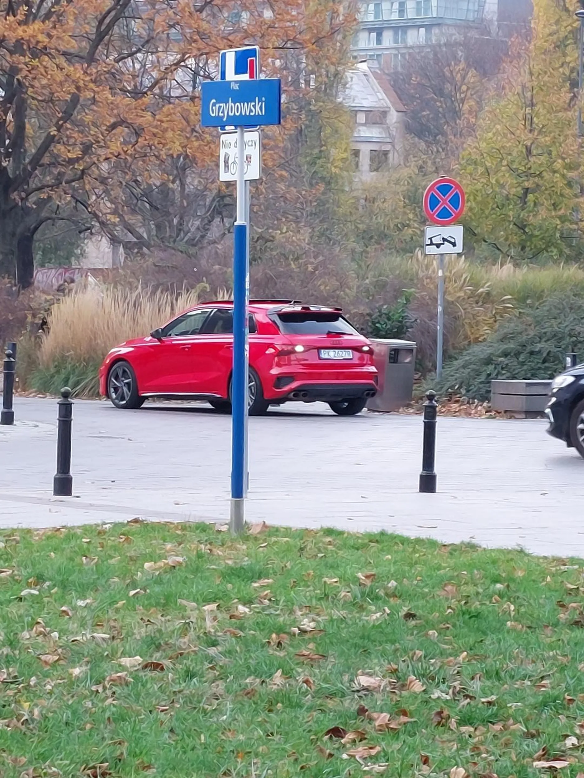 Ależ Ty gościu musisz mieć małego pindolka, skoro jedyne co potrafisz tą audicą to jazda bez celu i strzelanie z rury. Zakompleksiony gość za kierownicą.