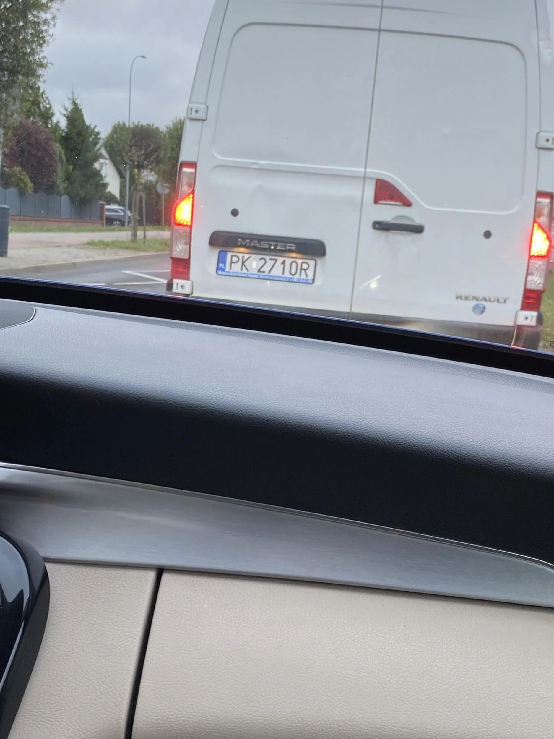 Zjeb jedzie 30 km/h i blokuje