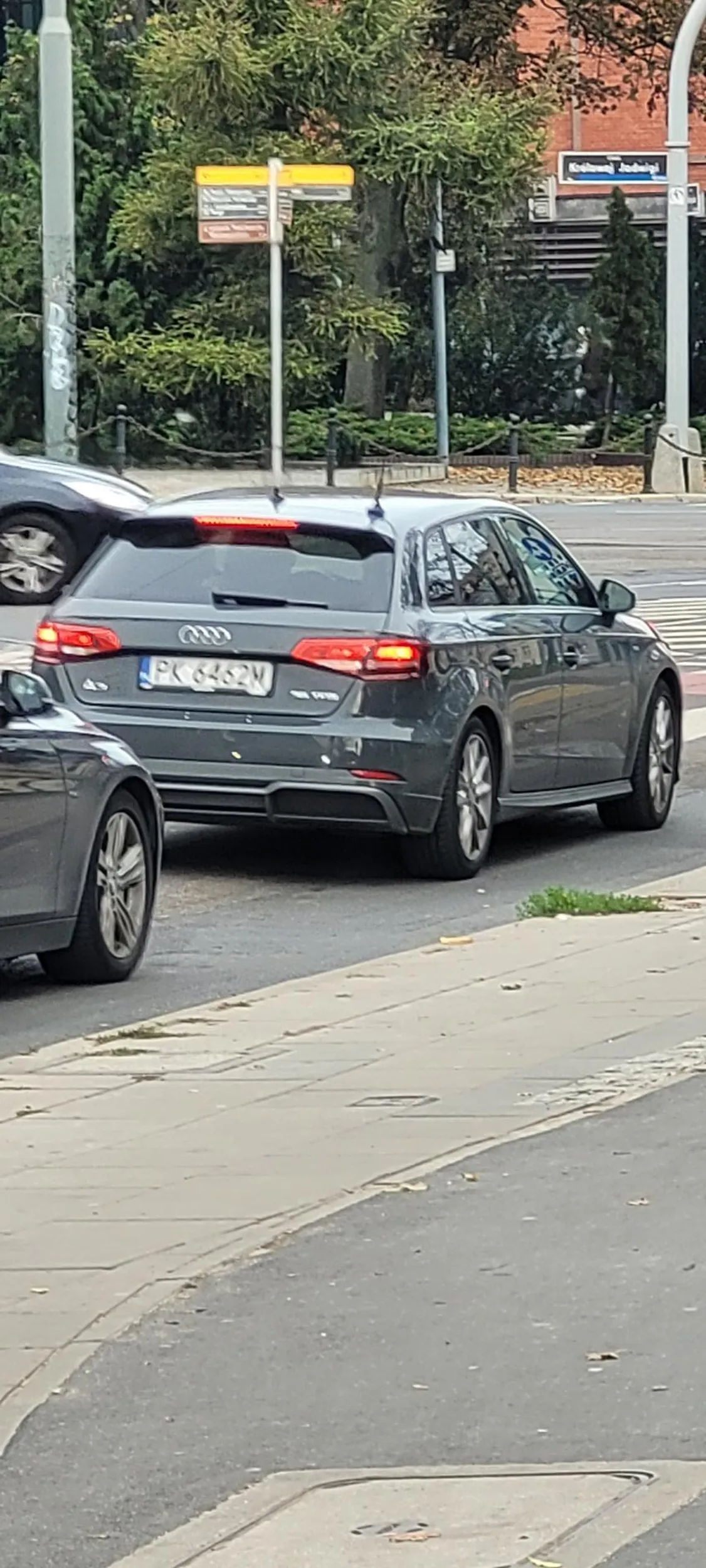 Wyprzedza na przejściu ciągłej lini w korku , człowiek ma w głowie zwoje przypalone, oddaj pj zanim krzywdę zrobisz.
