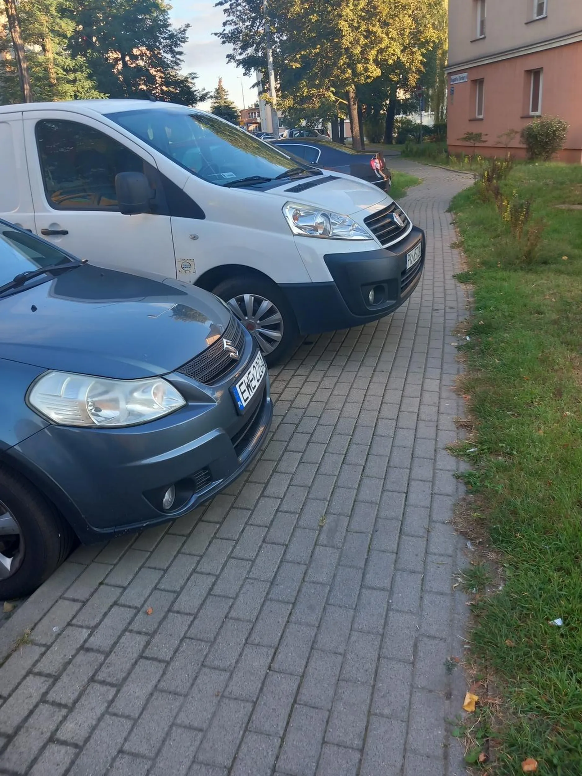 Pan nie potrafi parkować na chodniku.