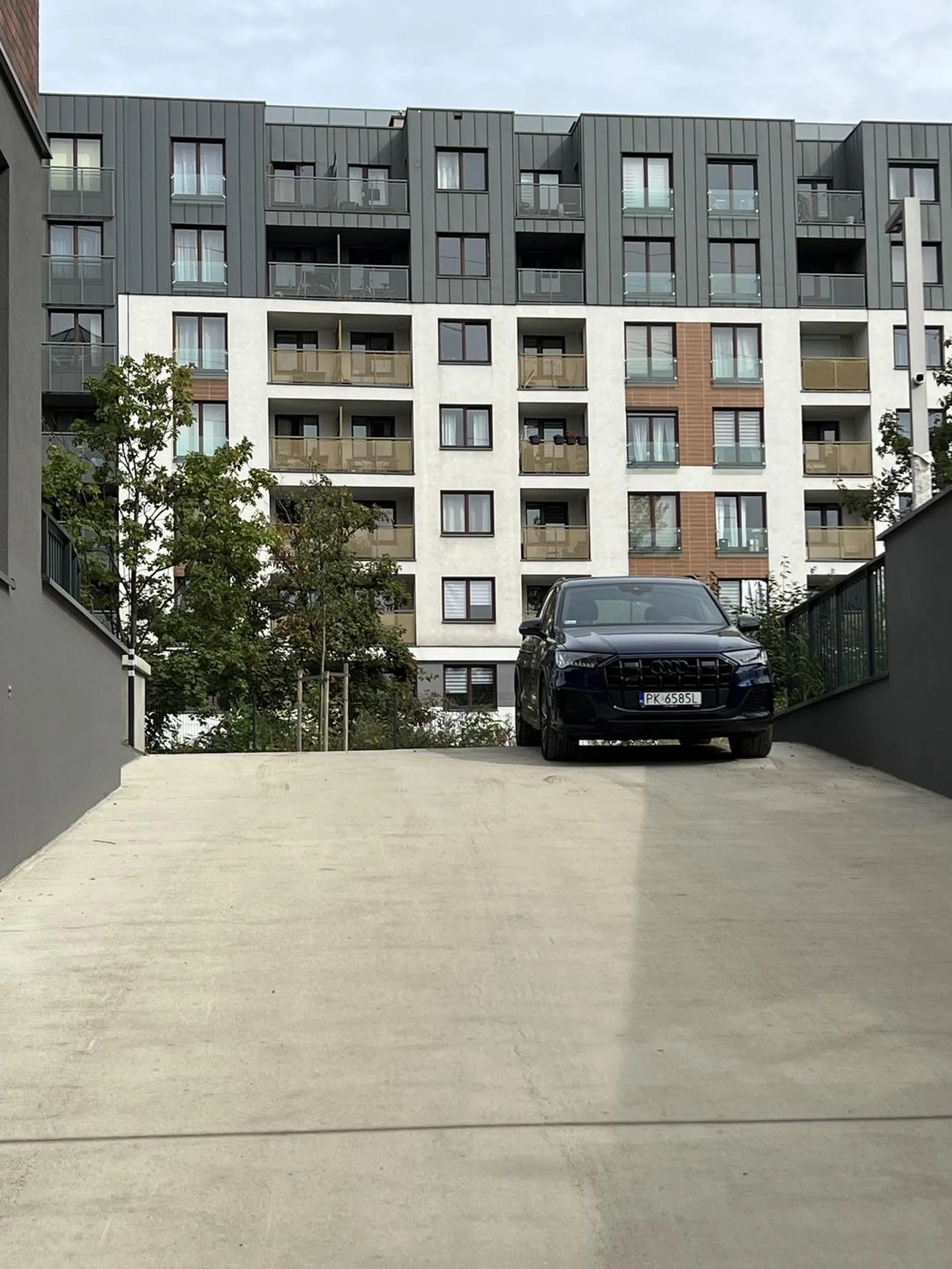 Parkuje na rampie wyjazdowej z garażu podziemnego ? Rozumiem małomiasteczkowy stan umysłu, ale może jednak trzeba było dokupić miejsce postojowe do mieszkania. Wrocław niepozdrawia.