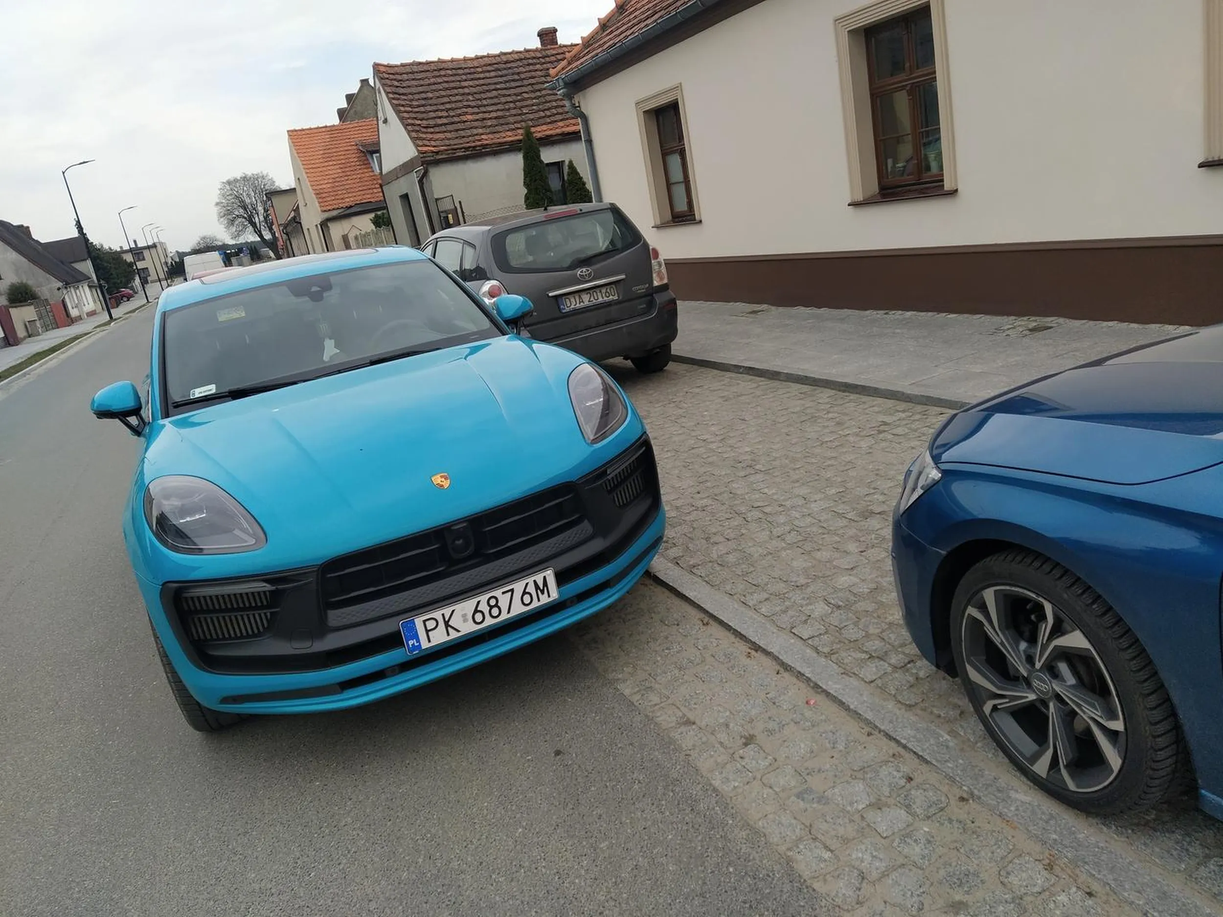 Nie pozdrawiam Pani blondynki (kolor włosów ewidentnie trafiony?)! Jeżeli sama nie potrafi Pani parkować, proponuje choćby poszukać asystenta parkowania ? (a najlepiej chodzić pieszo )aby w przyszłości nie blokować calego pasa ruchu na jezdni i przy okazji bezczelnie utrudniać innym wyjazd z parkingu. Oprócz lekcji parkowania, przydałaby się również lekcja kultury. (Choć przy tak dobrze ukrytych szarych komórkach nie wiem czy jakaś lekcja mialaby sens?) Jeszcze raz najmocniej NIE POZDRAWIAM!!! ☺️