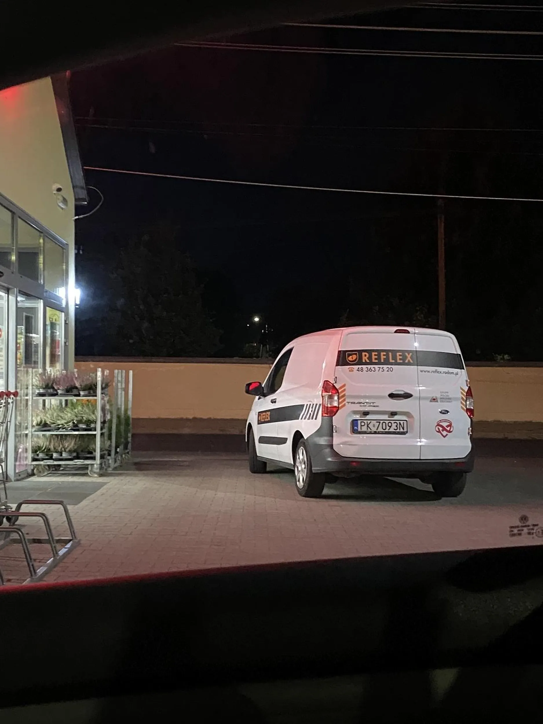Mistrz parkowania, zostawiający wjazd na teren sklepu przy pustym parkingu.