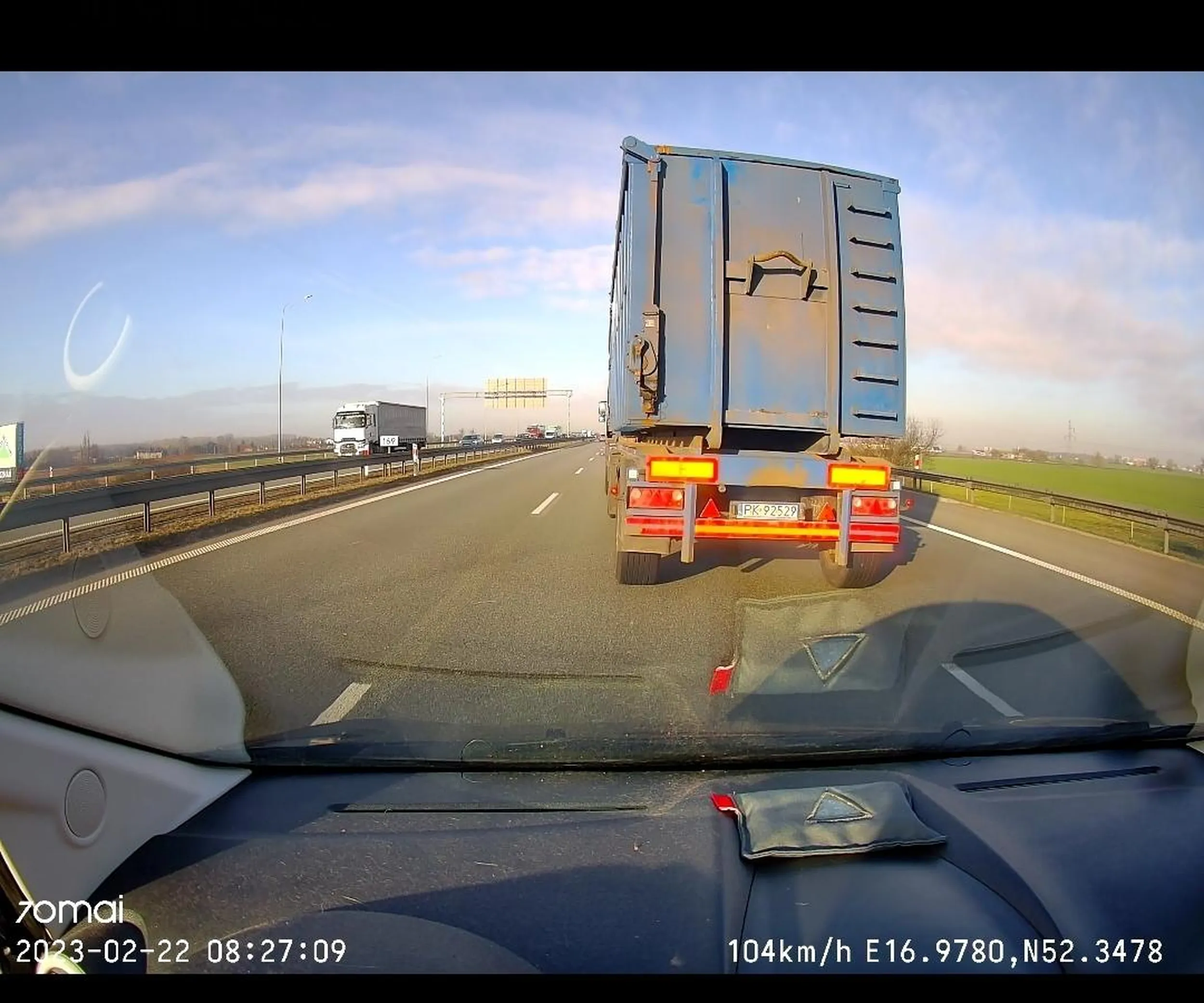 nie umie prowadzić samochodu, prawie doprowadził do wypadku na autostradzie przez wymuszenie pierwszeństwa