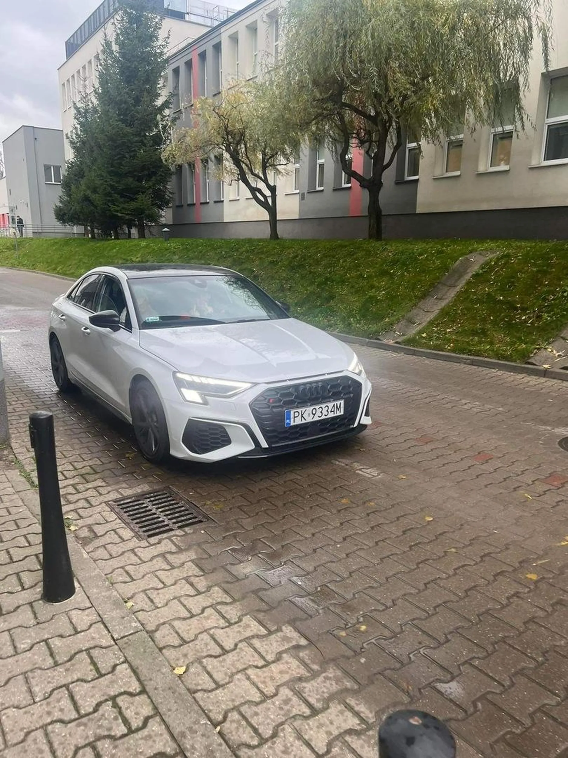 Gówniarz z Kalisza wprowadził się na grochów i myśli ze jest królem osiedla. Jezdzi po osiedlu, gazuje samochód i pokazuje sąsiadom środkowe palce. Nie polecam