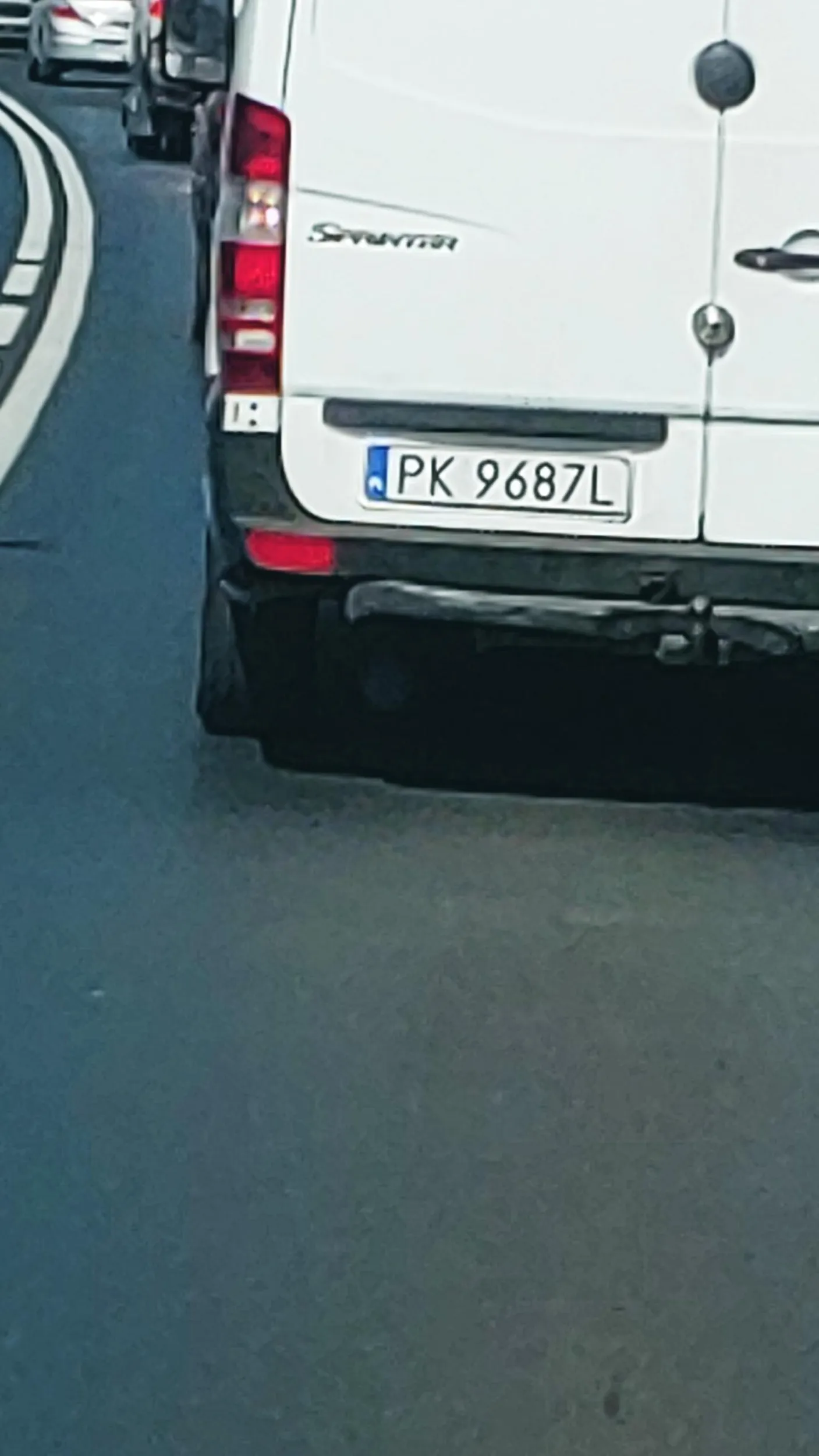 Chłopie ty to pier*olnięty jesteś w zabudowanym 100km/h liczne zajechania drogi i postawa godna szympansa (w sumie z mordy podobny?) a fakt, że jeszcze zapierdzielałeś tak z dzieciakiem tylko utwierdza stwierdzenie, że prawo jazdy nie powinno być tak łatwo osiągalne.