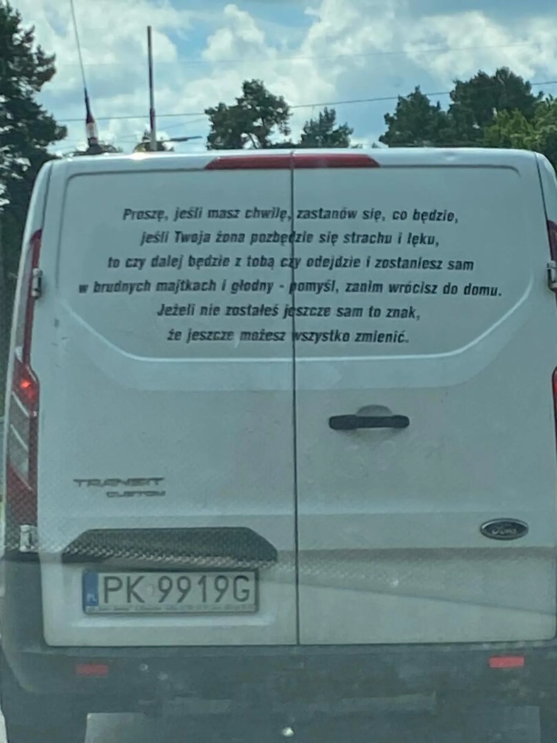 Chyba kierowca ma ból dupy,jak wyprzedza go kobieta?? Spoko napis,ale trzeba uważać czytając ? pozdrawiam