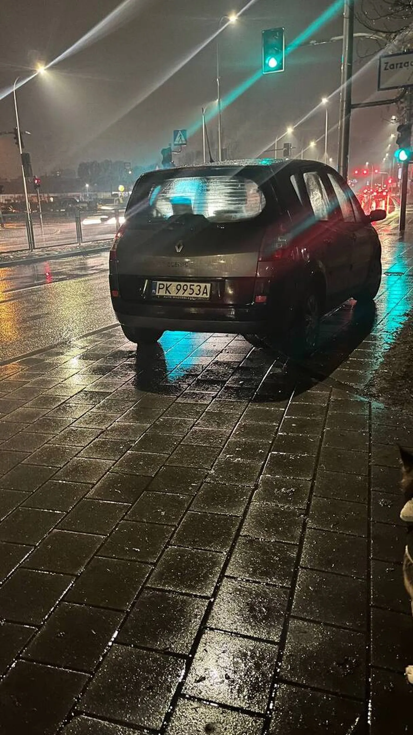 Typowy przygłup nierozróżniający chodnika od parkingu