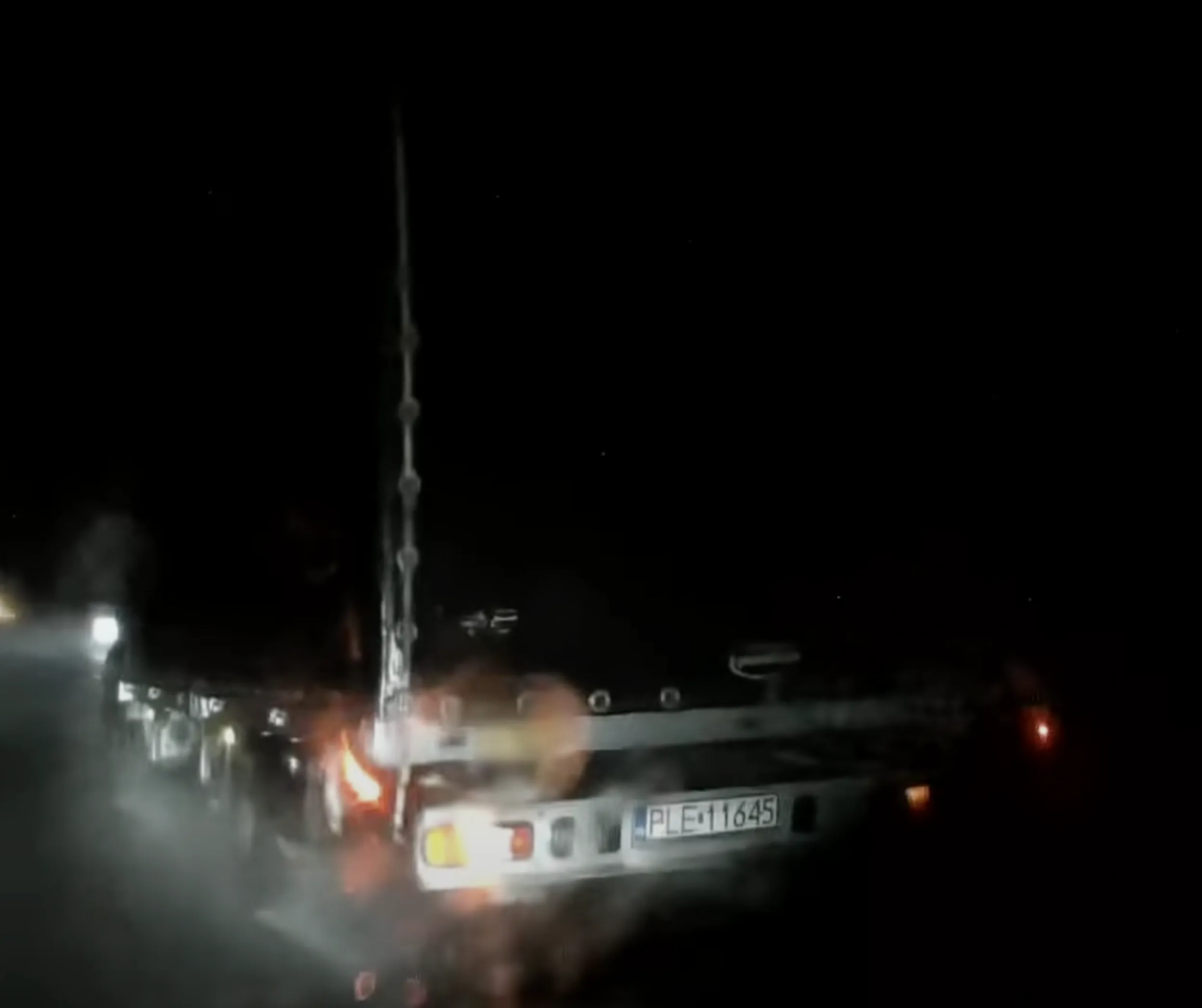 Wymusza pierwszeństwo (dwukrotnie) niemal doprowadzając do poważnego wypadku na autostradzie