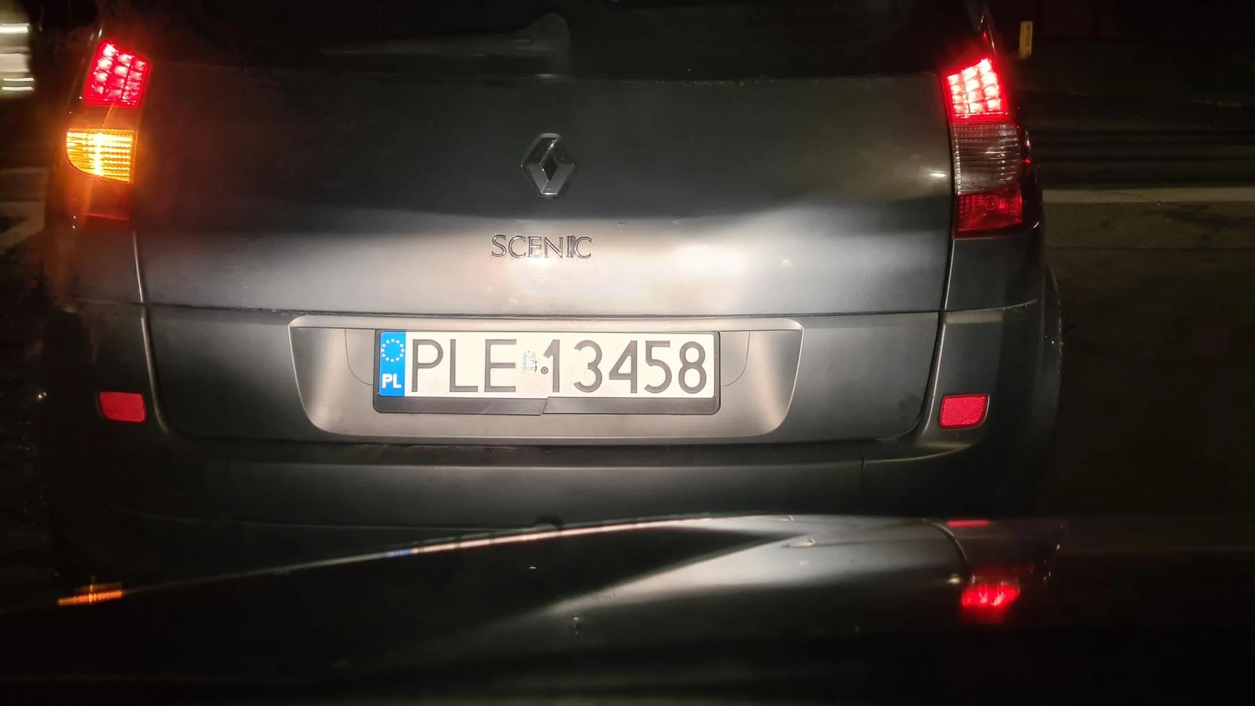 Niewie co to migacz. Blokuje skrzyżowanie rozdziwia się na boki zamiast jechać Wozi dzieci bez fotelika i pasa na przednim siedzeniu Porażka kierowca