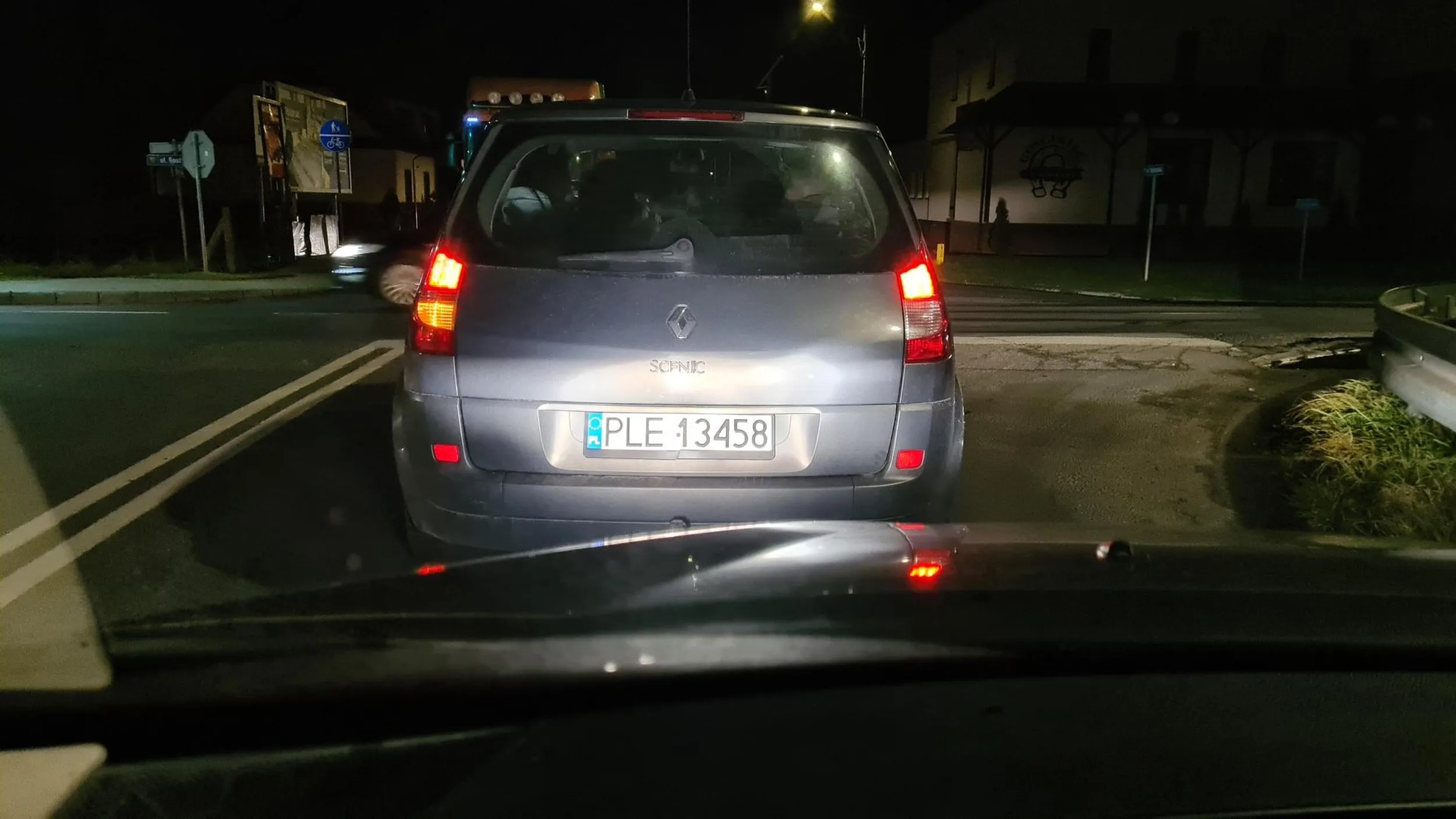 Niewie co to migacz. Blokuje skrzyżowanie rozdziwia się na boki zamiast jechać Wozi dzieci bez fotelika i pasa na przednim siedzeniu Porażka kierowca