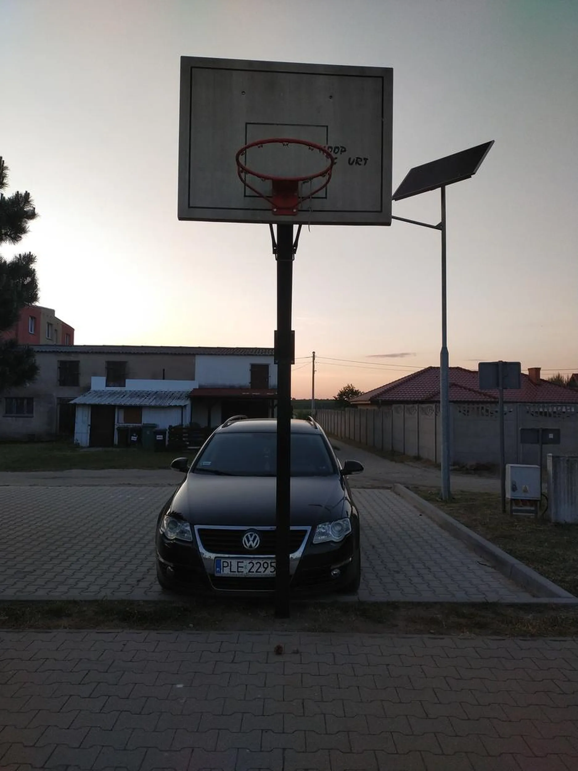 Stoi jak baba pod przychodnią jak piłka spadnie to nie moja wina