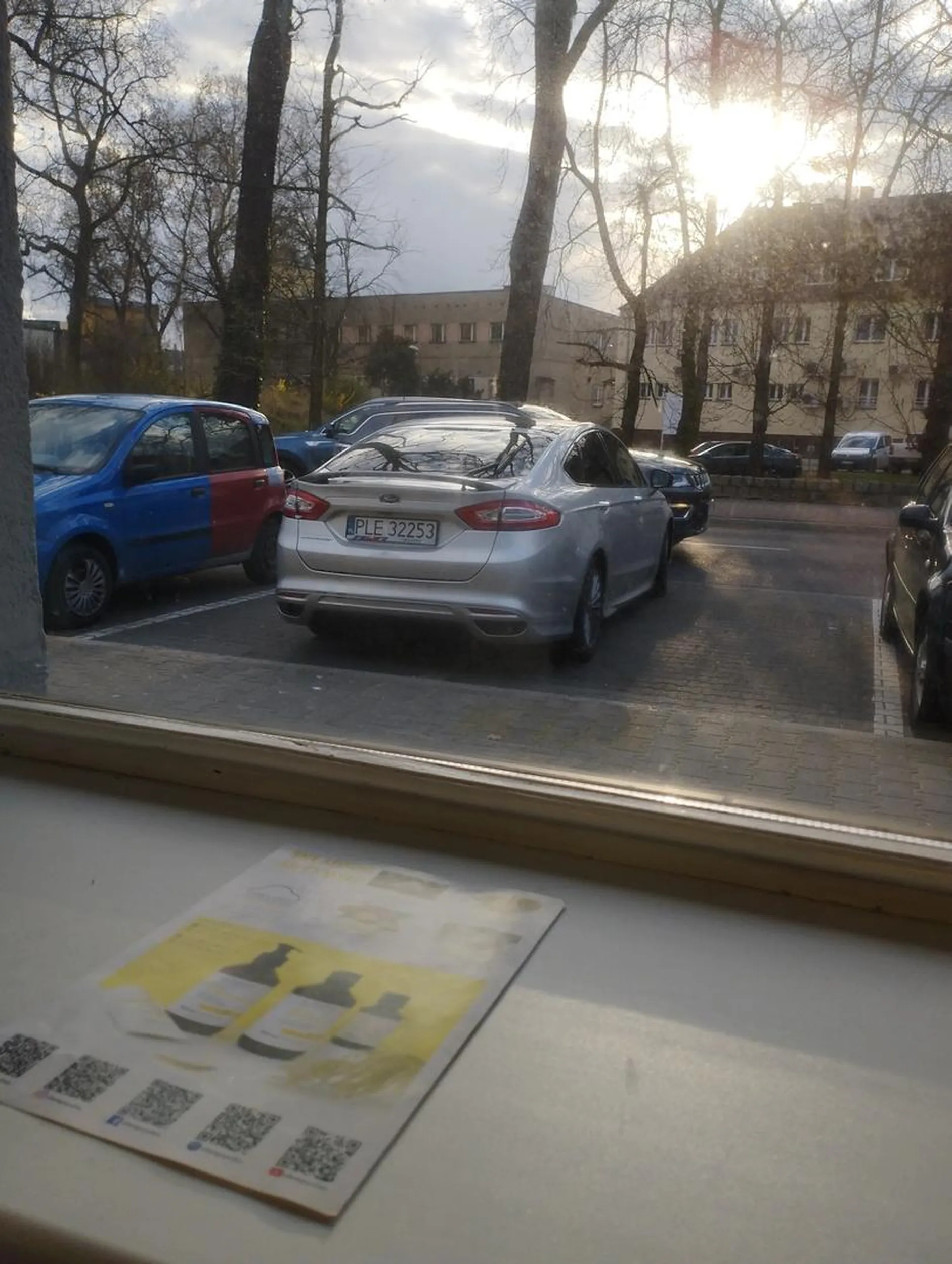 Stanął na 2 miejscach parkingowych