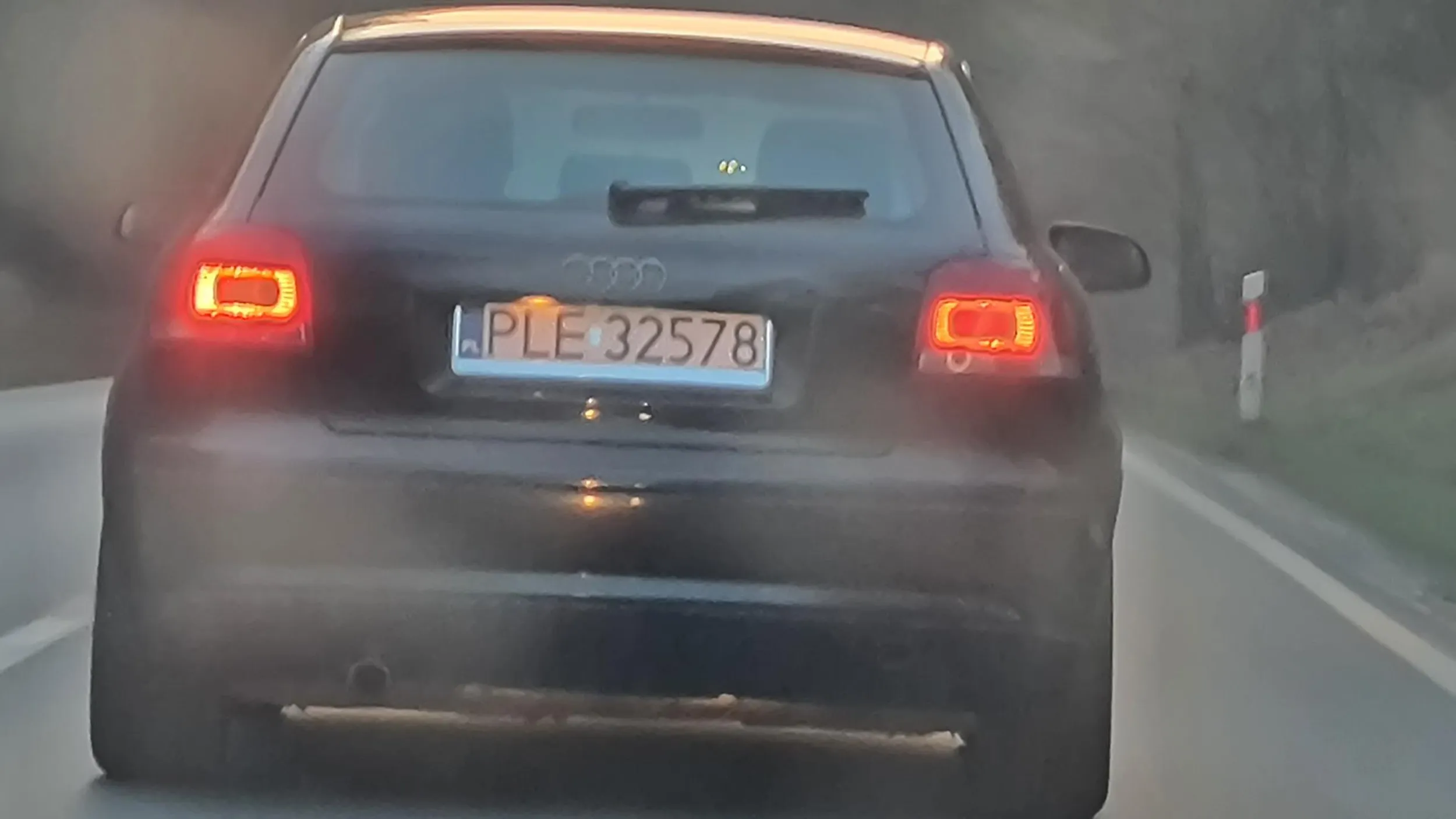 Gość  niewie do czego służą migacze. Czy wyprzedza  czy skręca na skrzyżowaniu Zero. Ludzie domyślcie się co on będzie roił. Dureń za kółkami.