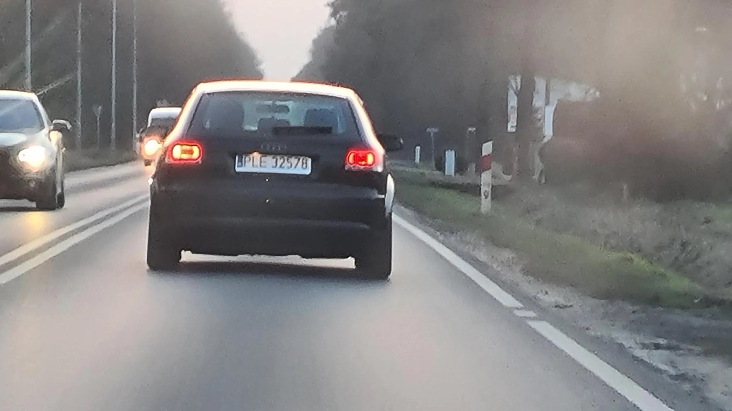 Gość  niewie do czego służą migacze. Czy wyprzedza  czy skręca na skrzyżowaniu Zero. Ludzie domyślcie się co on będzie roił. Dureń za kółkami.