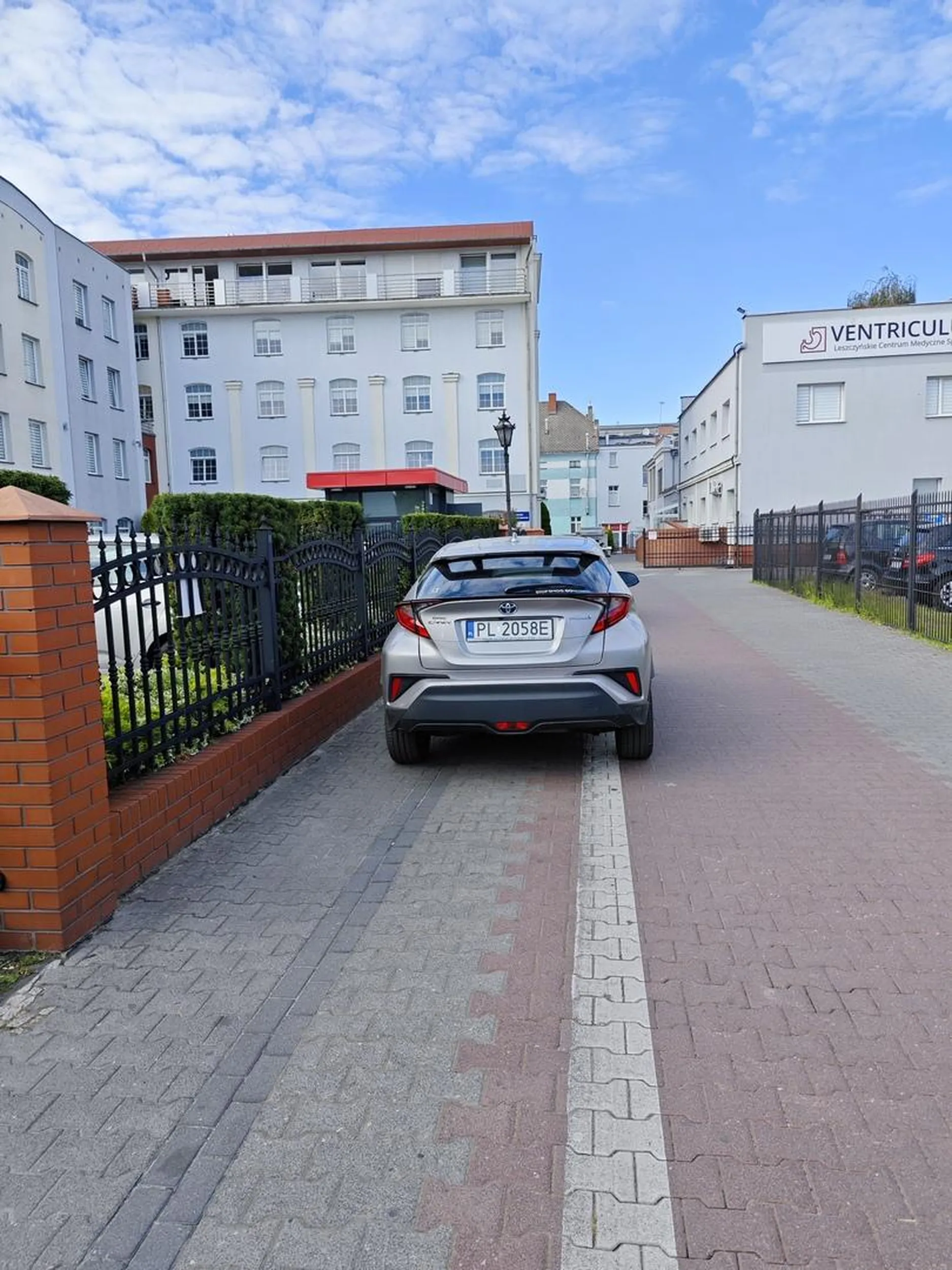 Po co mam wjeżdżać na parking (który jest za płotem), skoro mogę zablokować całe przejście dla pieszych?
