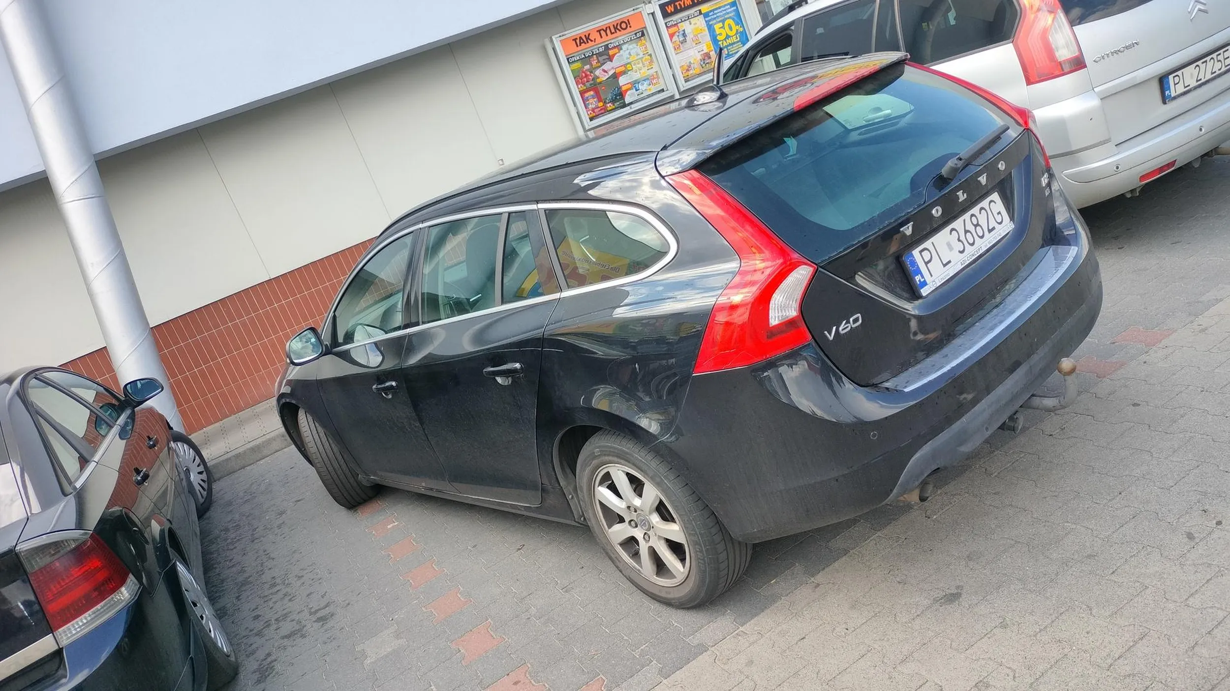 Nie dość, że mistrzyni parkowania to prawie w samochód obok uderzyła.