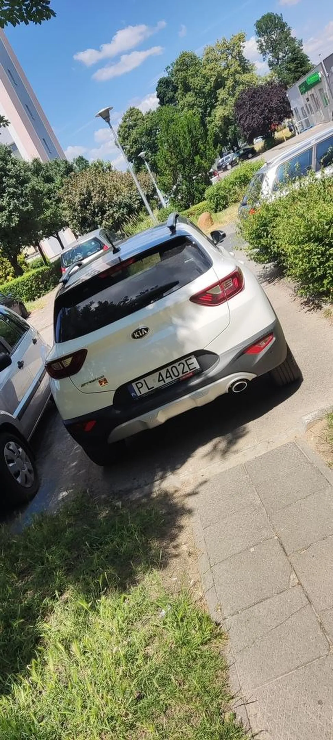 Nie ma jak zaparkować na kopercie przy wejściu na chodnik ... Głupota ludzka