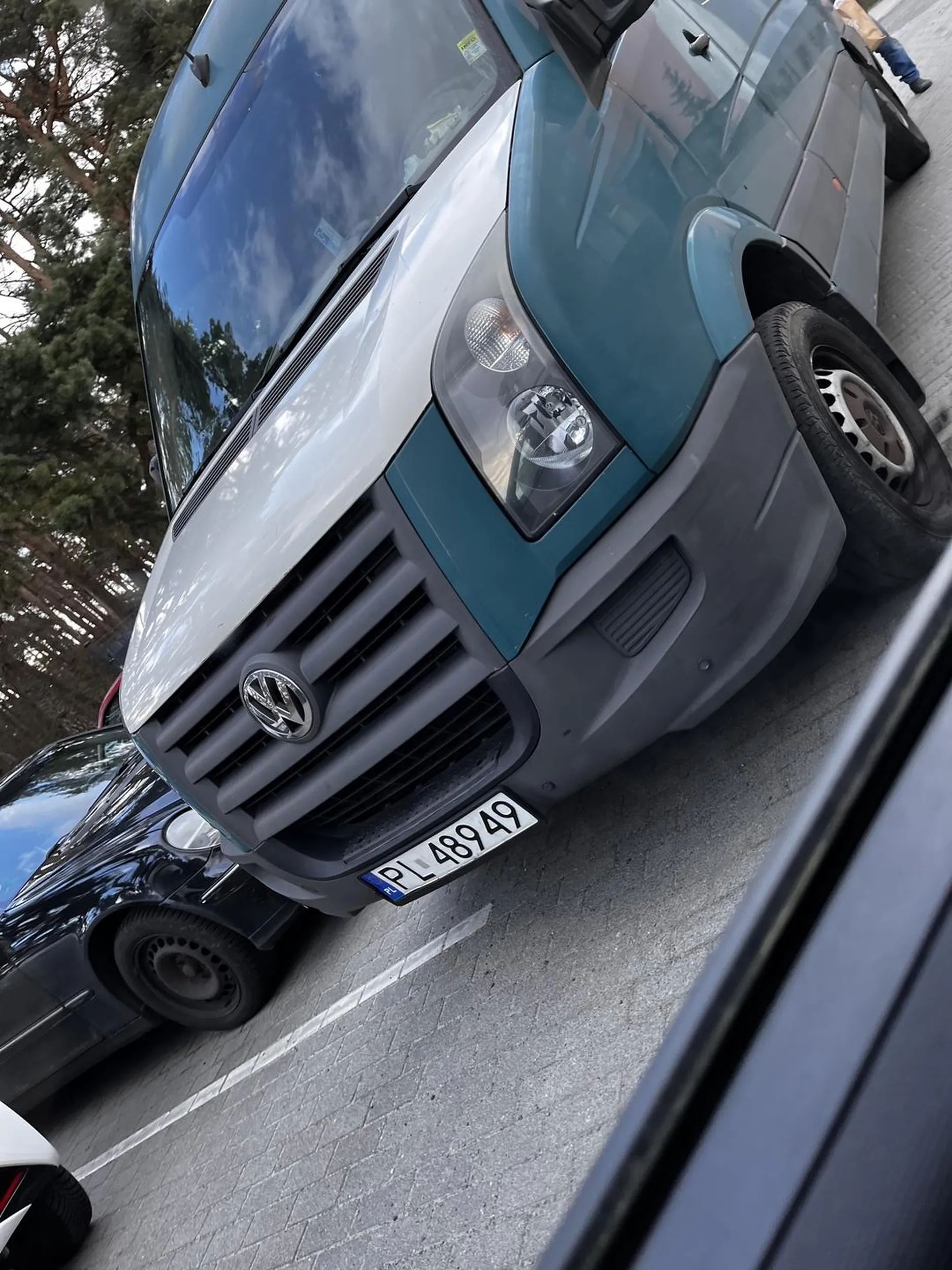 Chłop przyjeżdża z drugiego konca miasta, parkuje jak na zdjęciu, wyciąga mnóstwo śmieci i wywala wszystkie jak leci i stoi tym swoim pierdkiem przez następne kilka godzin i odjeżdża. Tak przynajmniej dwa razy w tygodniu