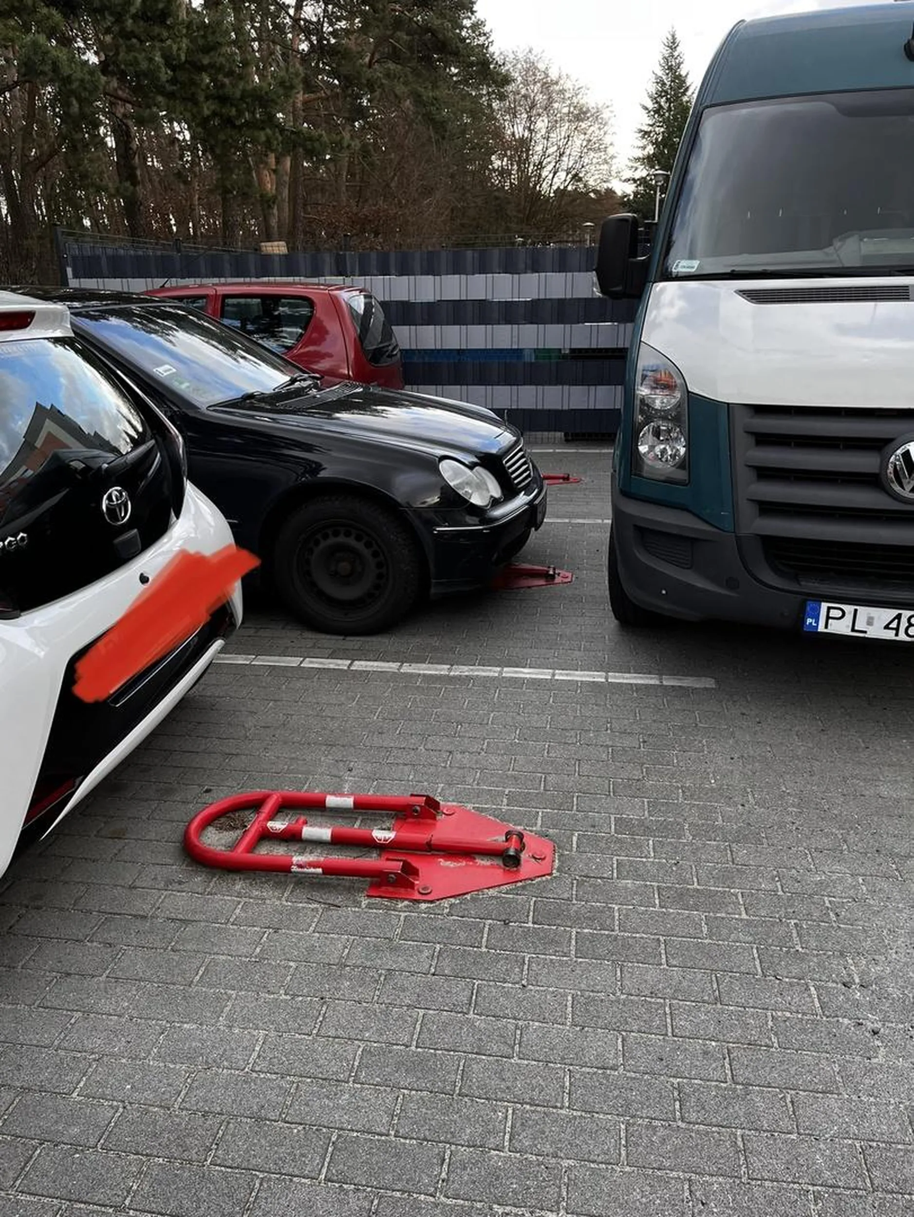 Chłop przyjeżdża z drugiego konca miasta, parkuje jak na zdjęciu, wyciąga mnóstwo śmieci i wywala wszystkie jak leci i stoi tym swoim pierdkiem przez następne kilka godzin i odjeżdża. Tak przynajmniej dwa razy w tygodniu
