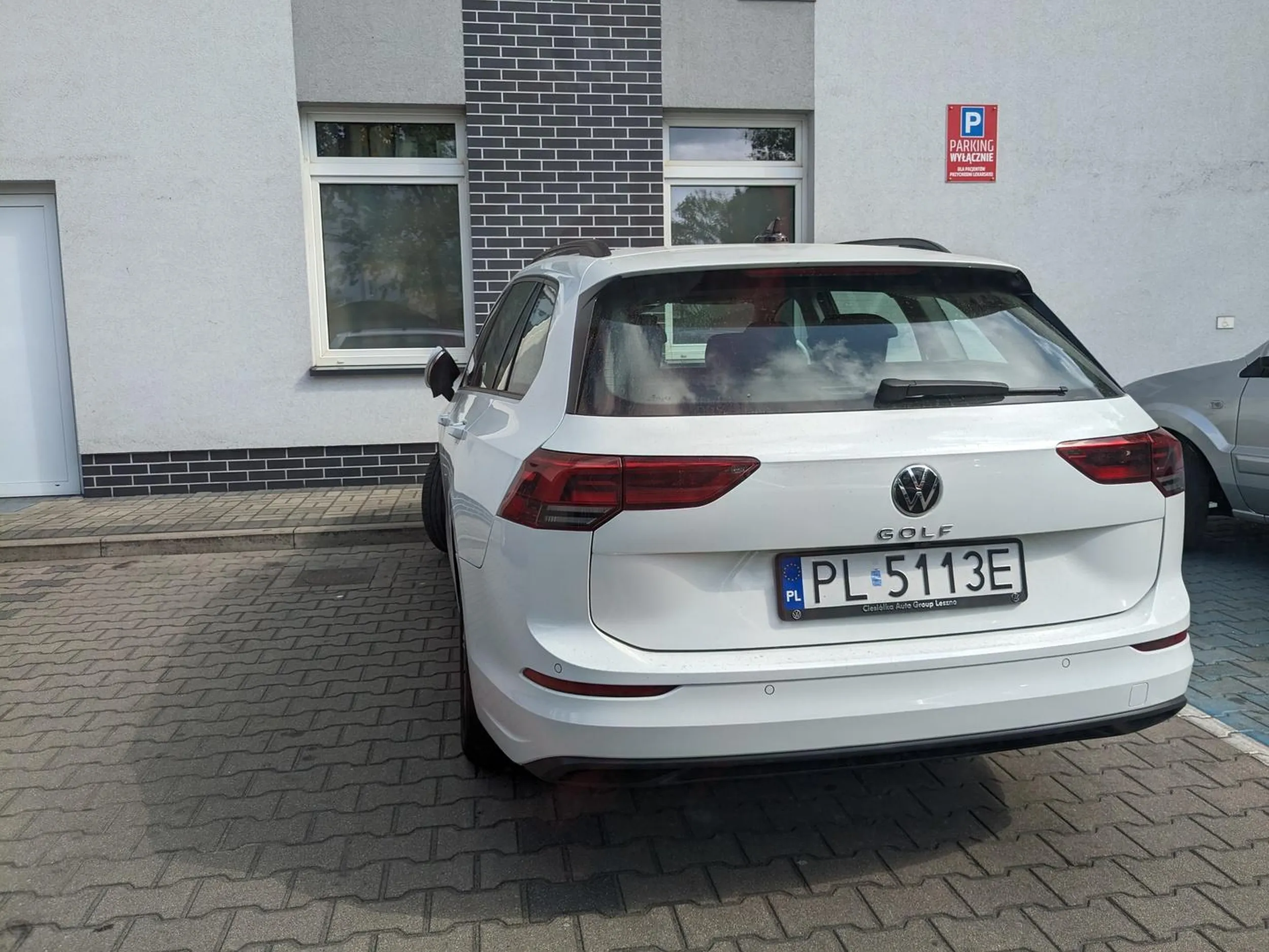 Jak się zatrzymał, tak zostawił... są problemy z parkowaniem szerokiego pojazdu polecam Seicento, za 500+ też już można kupić.