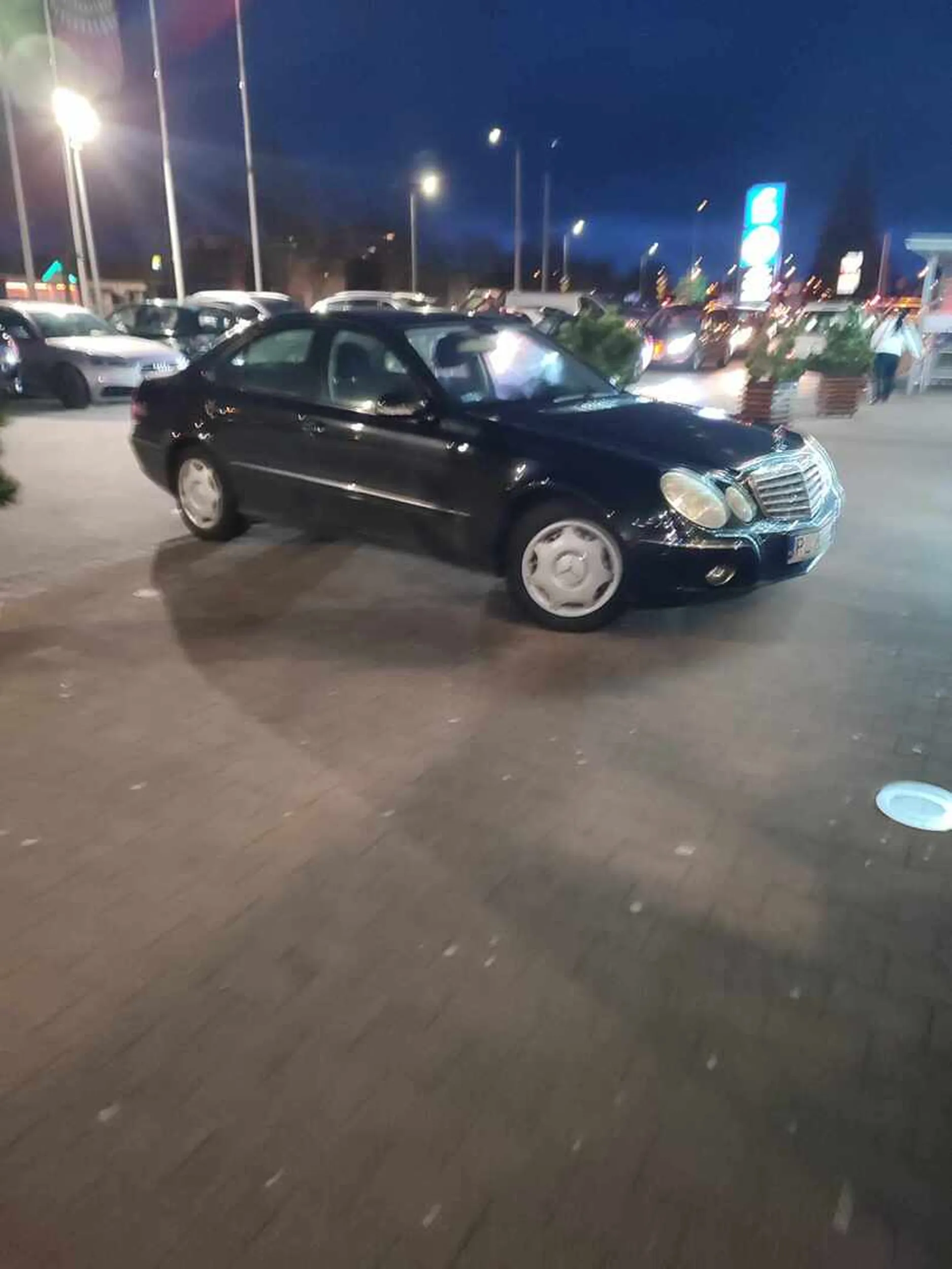 Mógł tym mietkiem jeszcze do środka wjechać. Miejsca wokół full ale książulo musi pod samym wejściem co by chodzić nie trzeba było  xD