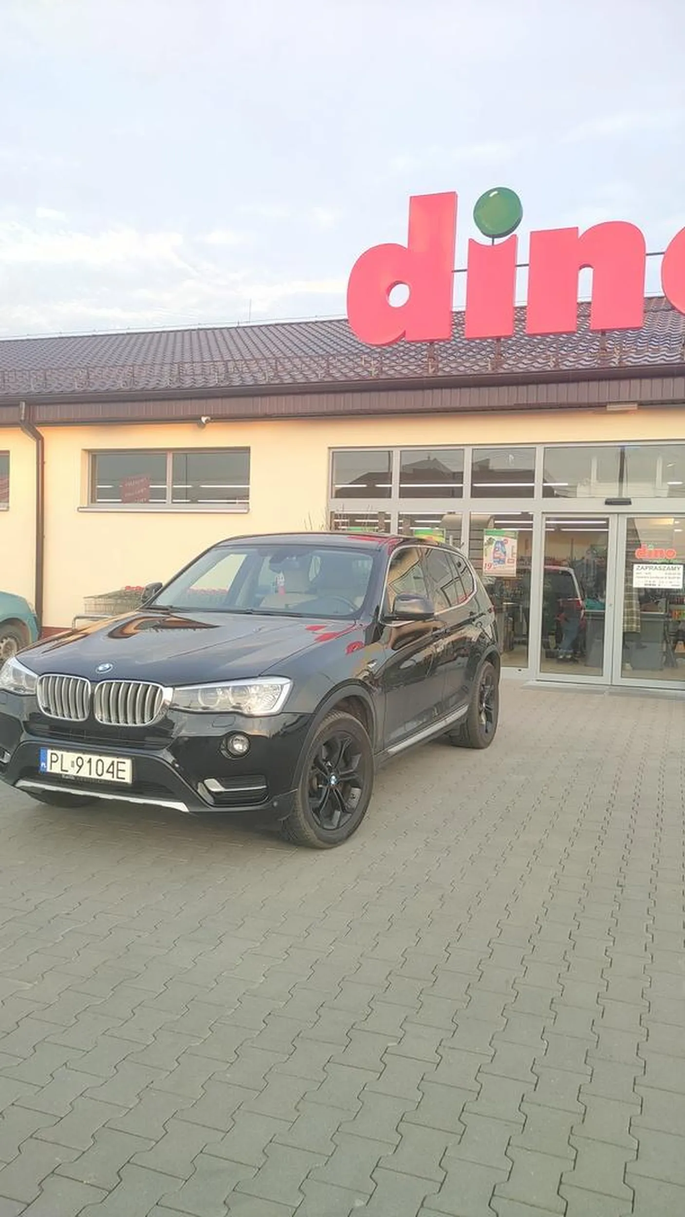 Stanął pośrodku parkingu przed samym wejściem do dino w miejscowości Pniewy utrudniając ruch samochodów i wejście do sklepu.