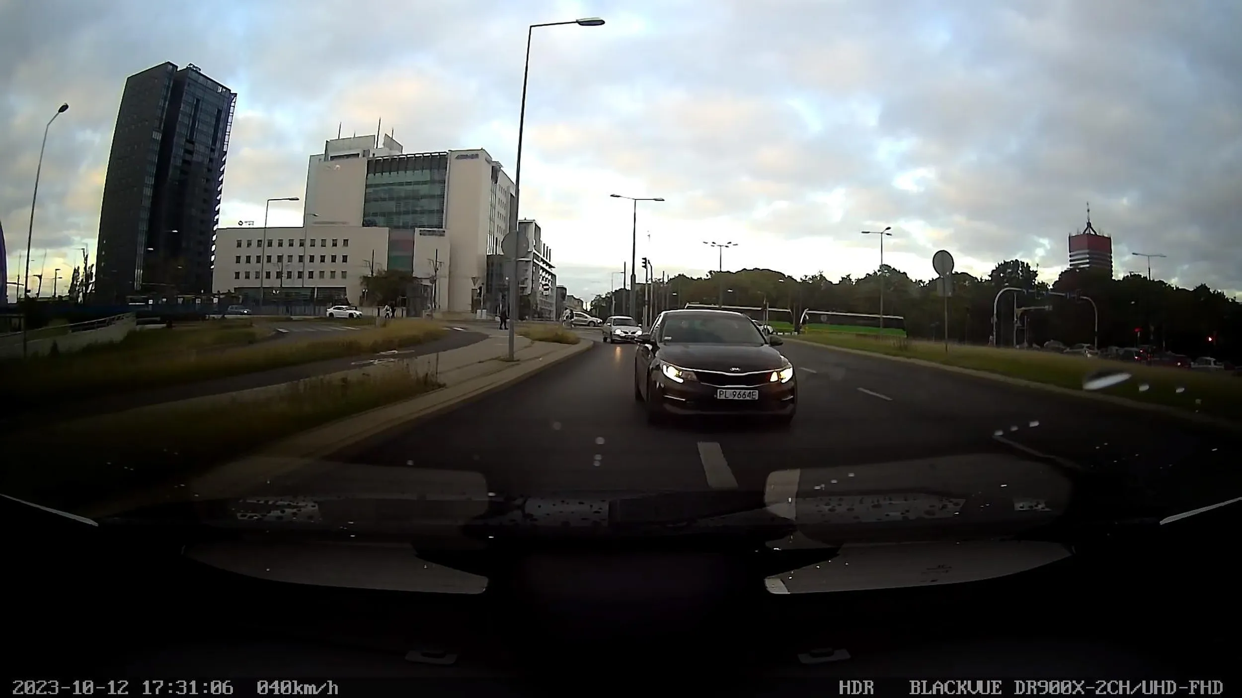 Brawo cymbale, w wyścigu slalomem o najlepsze miejsce parkingowe na 100m wygrałeś talon na balon do odbioru w cyrku tam gdzie Twoje miejsce. Oby tata nie zobaczył co wyczyniasz bo Ci więcej kluczyków do samochodu nie da.