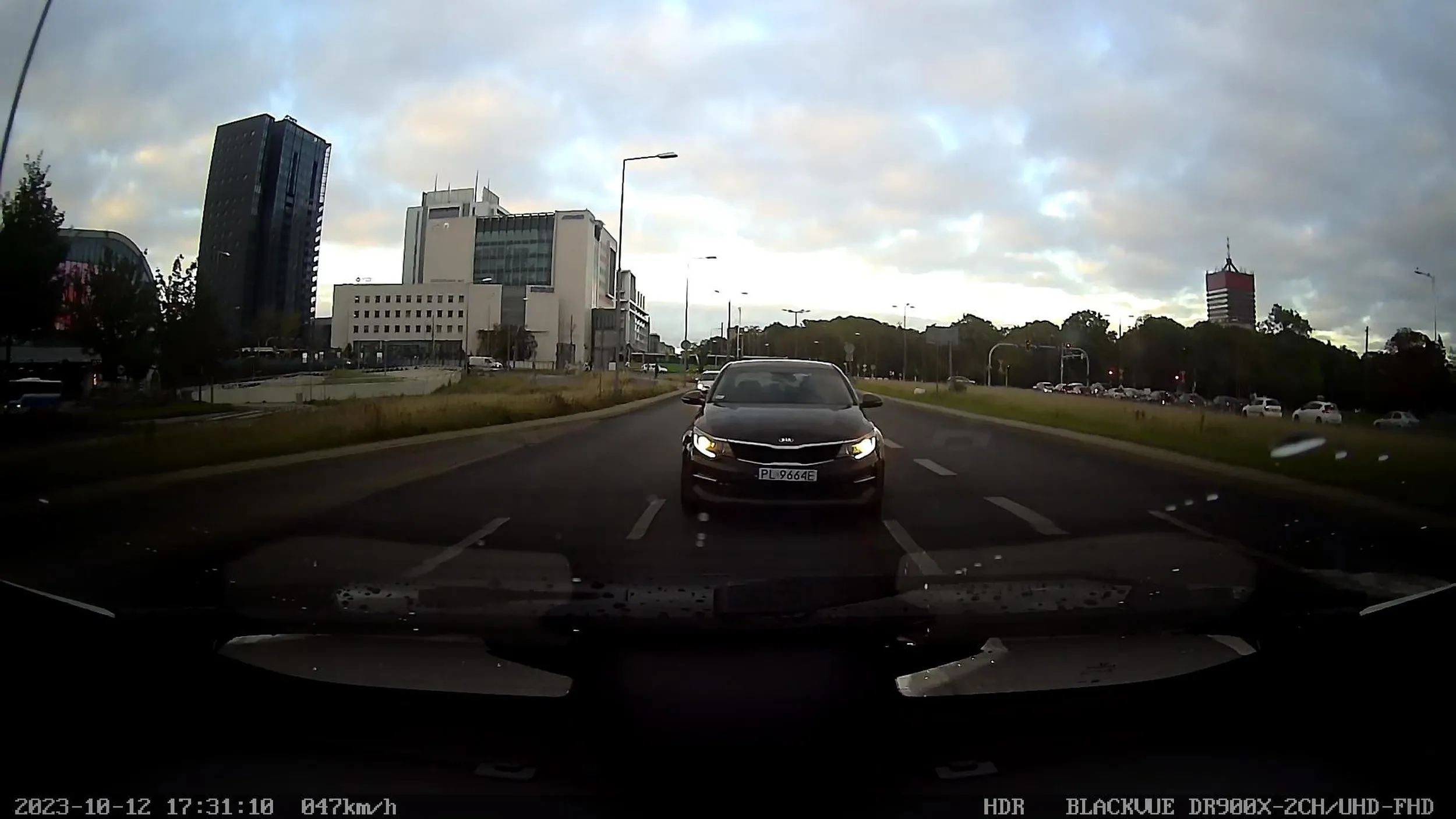 Brawo cymbale, w wyścigu slalomem o najlepsze miejsce parkingowe na 100m wygrałeś talon na balon do odbioru w cyrku tam gdzie Twoje miejsce. Oby tata nie zobaczył co wyczyniasz bo Ci więcej kluczyków do samochodu nie da.