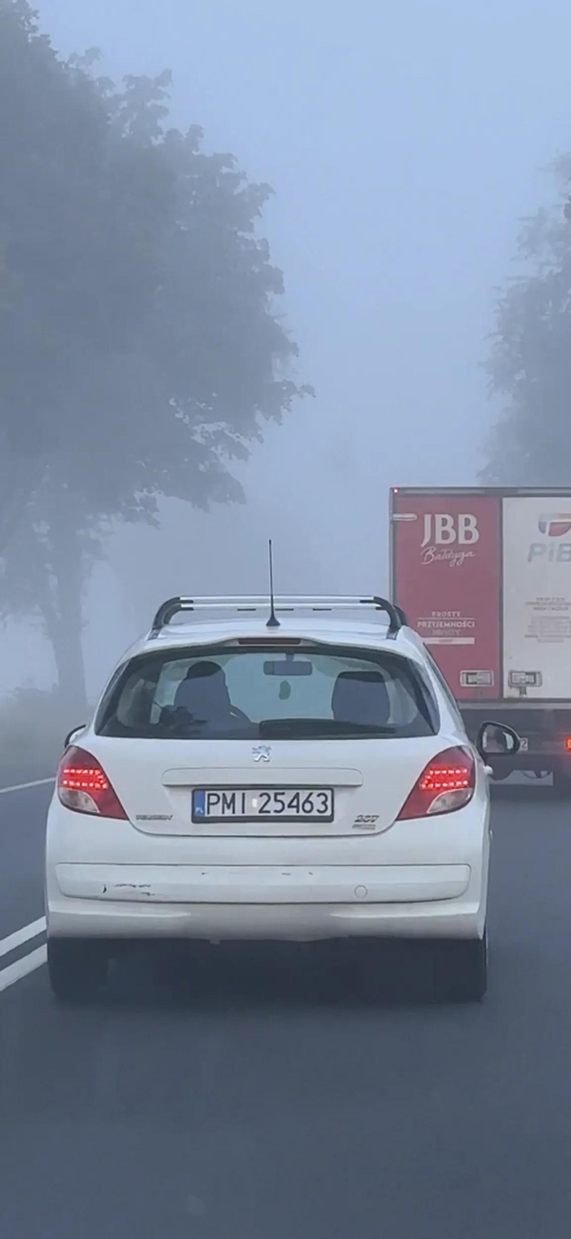 Naraża na niebezpieczeństwo.