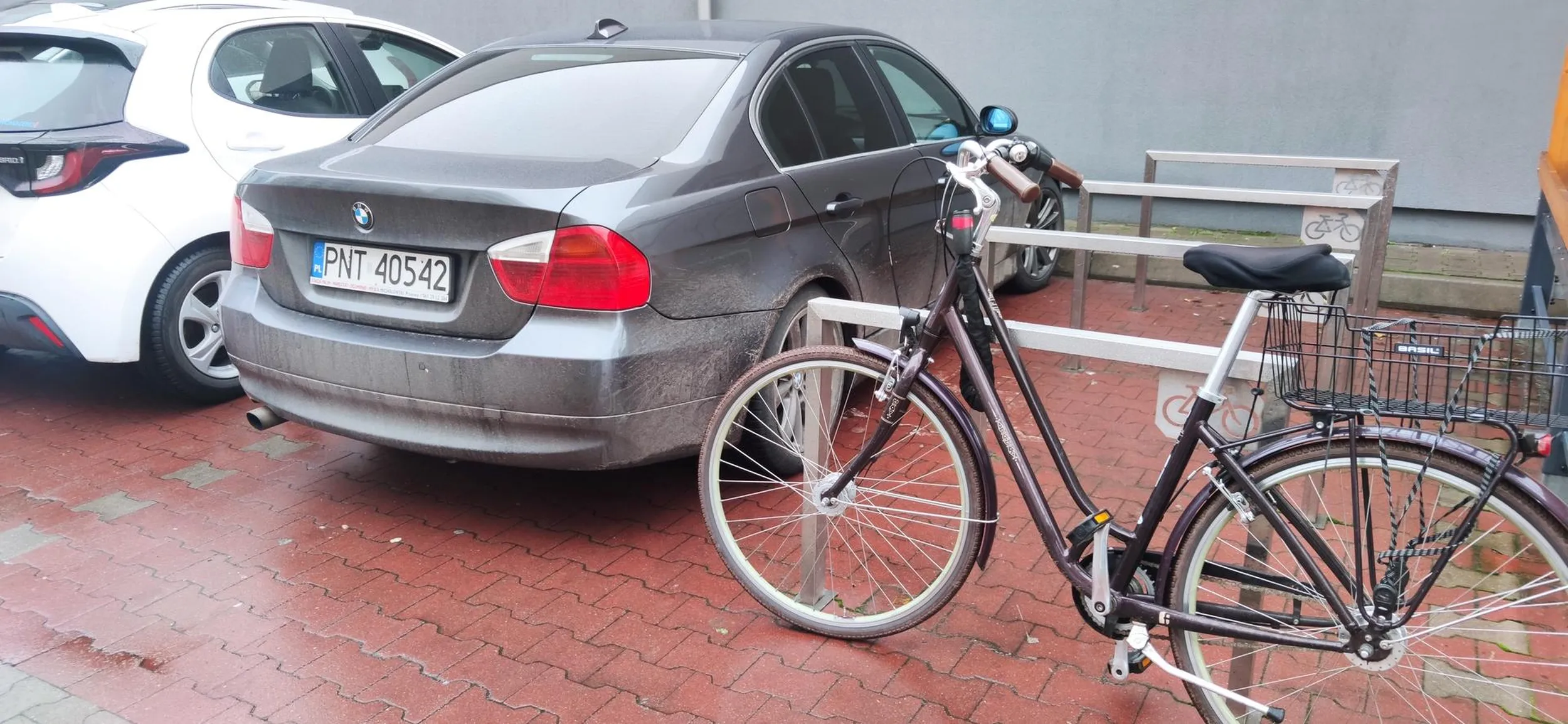 Gościu zaparkował tak że rowerem trzeba latać chyba