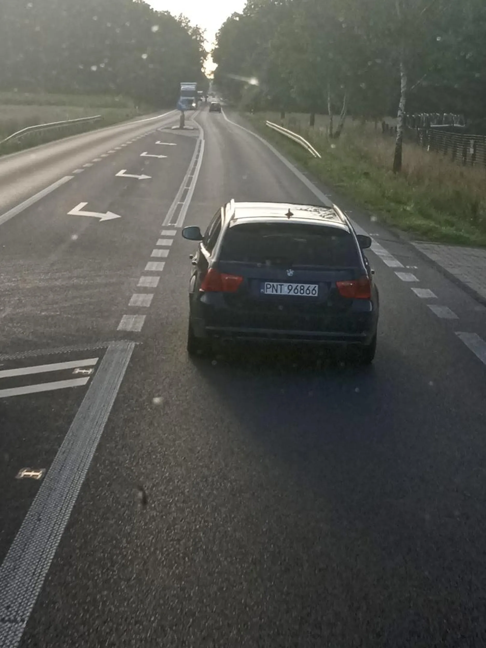 Za grosz wyobraźni! Poganiasz amebo załadowane auto ciężarowe które za chwilę wyprzedzisz na podwójnej ciągłej i gwaltownie hamujesz imbecylu powinni ci cofnąć uprawnienia a film jeszcze dziś z twojej popisowej jazdy przedstawię gdzie trzeba. Haa tfu