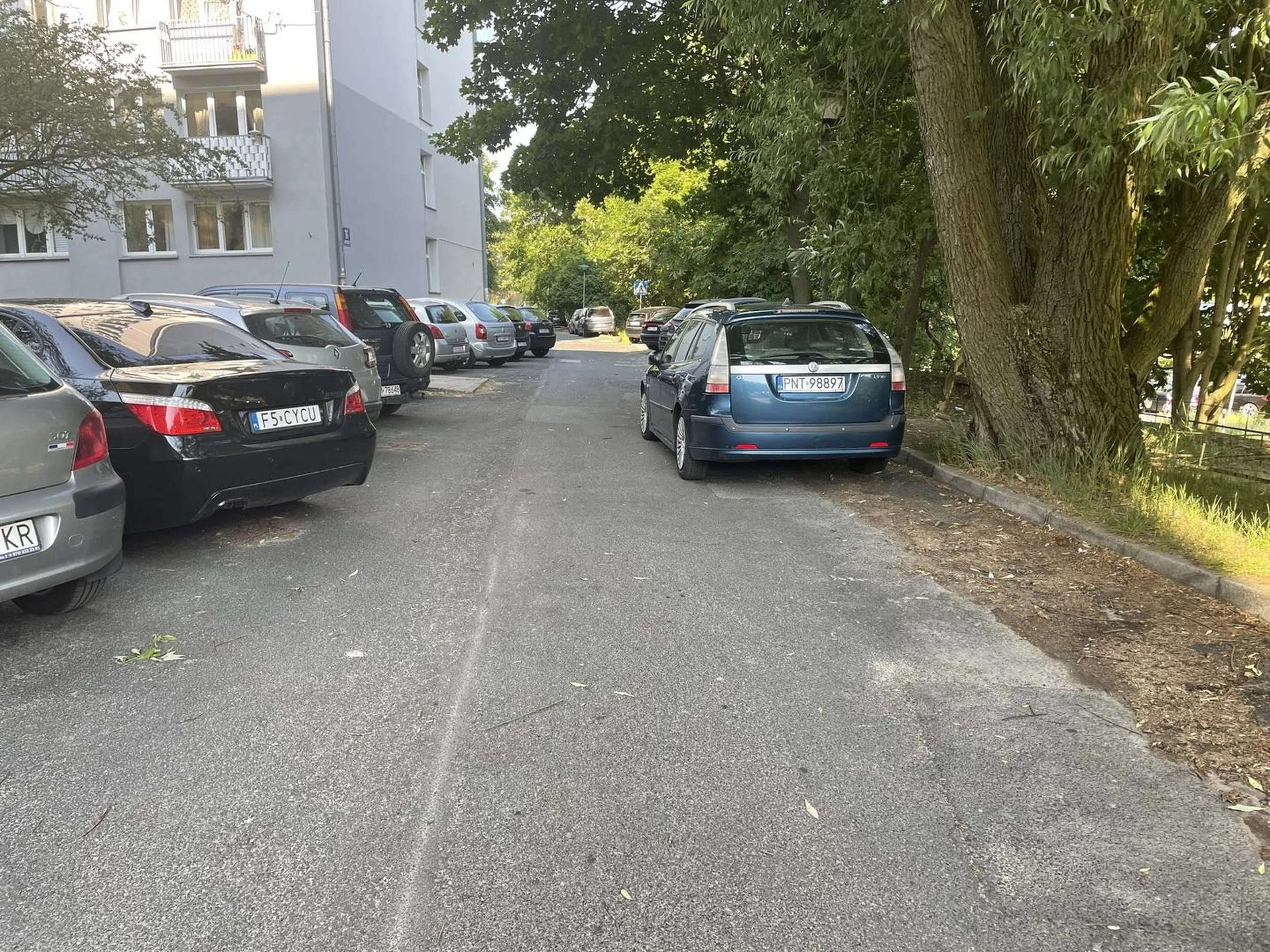 Ja rozumiem, że na osiedlu nie ma zbyt dużo miejsca, ale byłoby miło gdyby się dało przejechać inaczej niż na centymetry :)