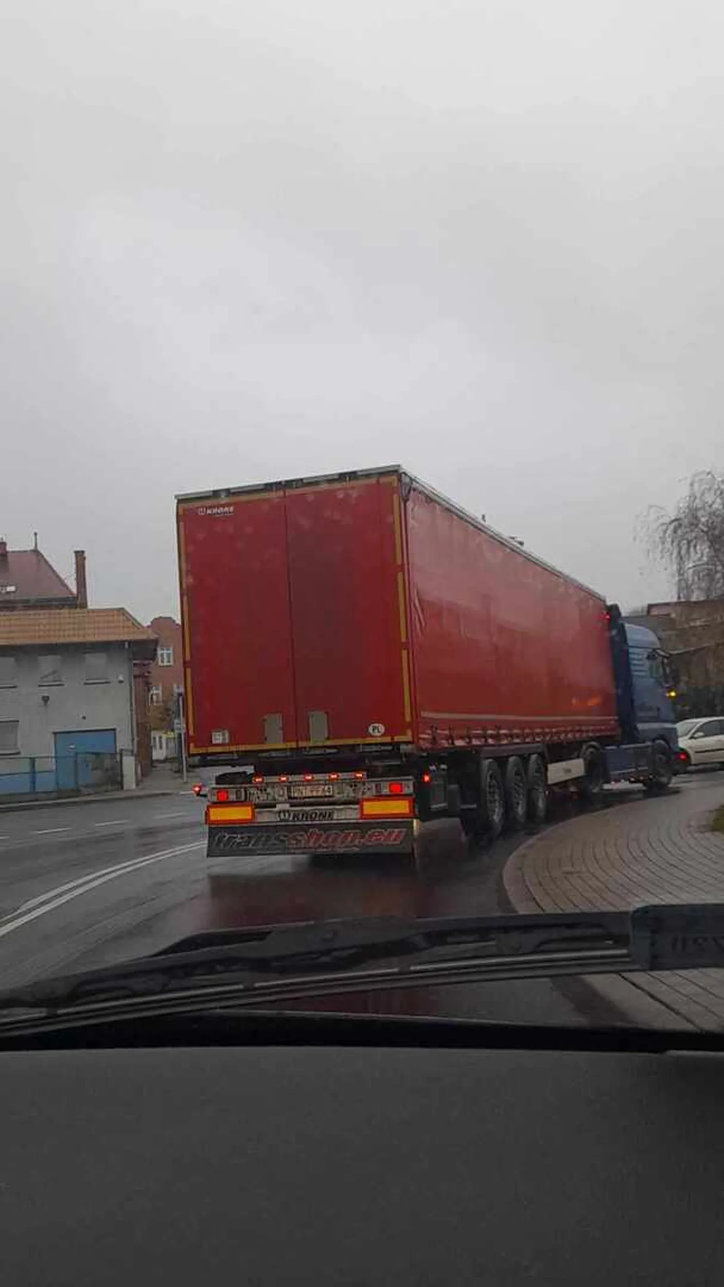 Kierowca ewidentnie wygrał prawo jazdy w laysach wjechał na rondo pomimo że dobrze widział że juz na nim jestem zajechał drogę i mało co nie doszło do tragedii