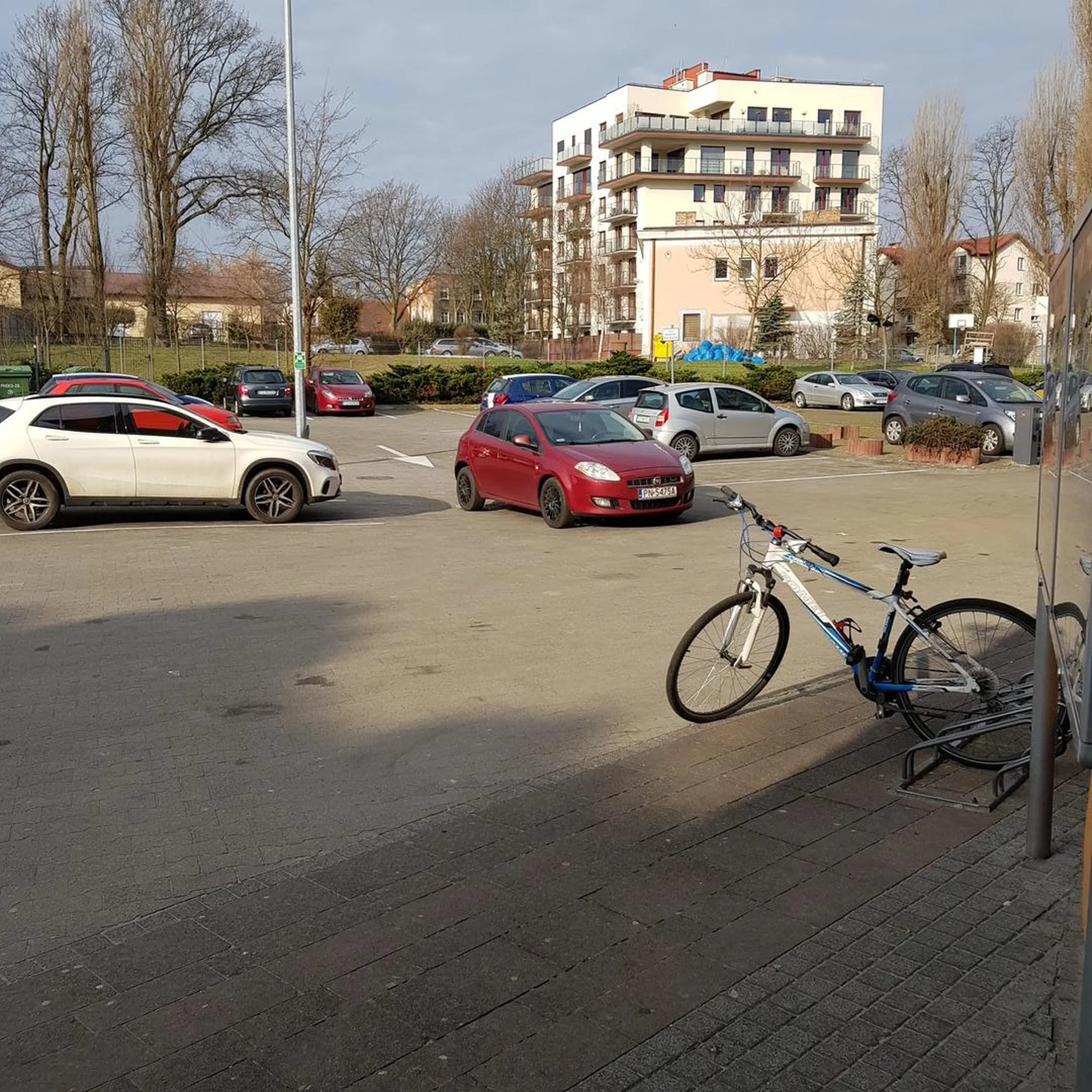 Co, nie dało się wjechać do sklepu Biedronka to blokujesz przejazd na drodze? W dodatku jednokierunkowej ! Mało miejsc dookoła? 20.03.2023 ul.Dąbrowskiego 1 Zielona Góra godz.8:30.