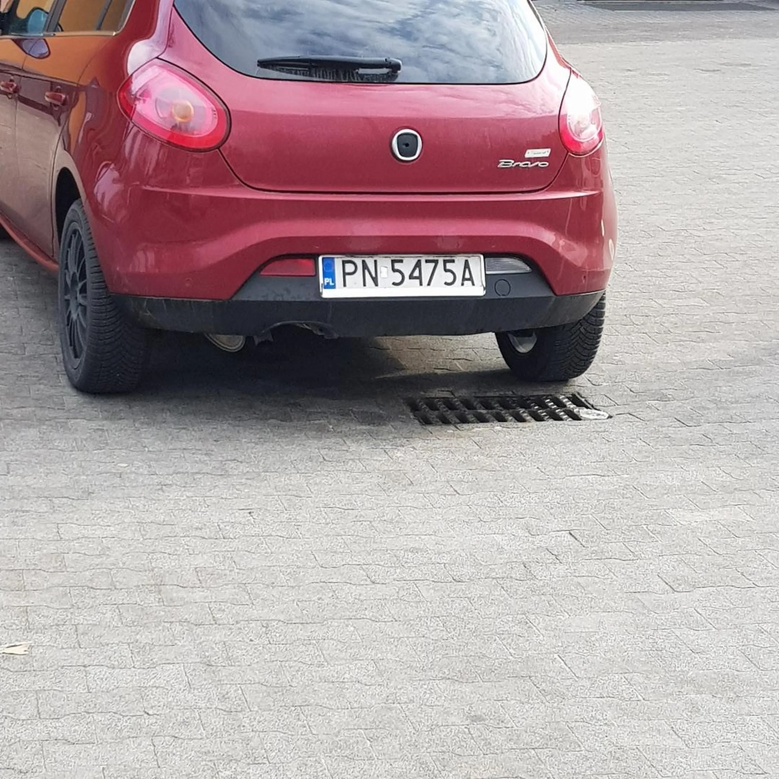 Co, nie dało się wjechać do sklepu Biedronka to blokujesz przejazd na drodze? W dodatku jednokierunkowej ! Mało miejsc dookoła? 20.03.2023 ul.Dąbrowskiego 1 Zielona Góra godz.8:30.