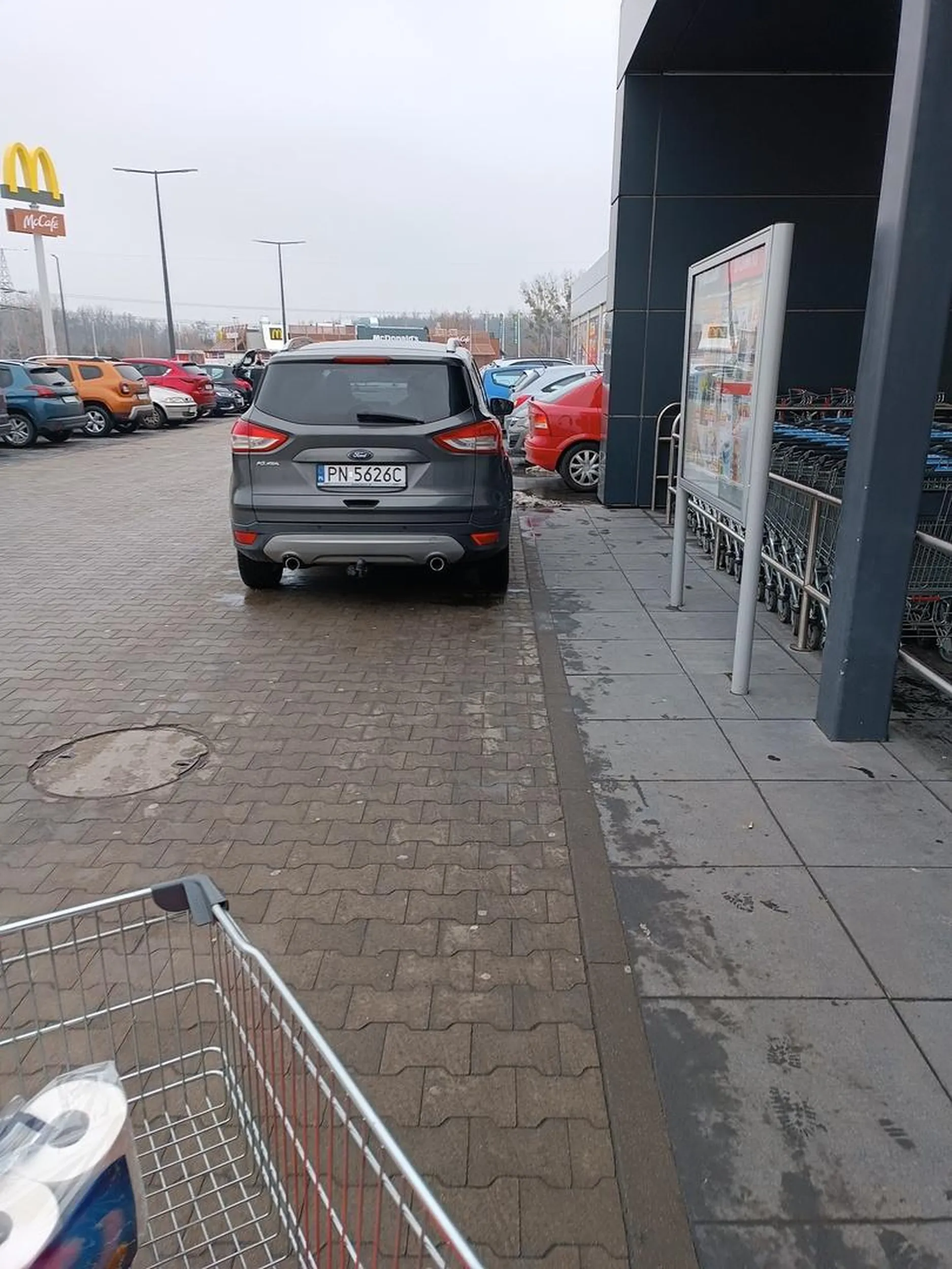 Z drugiej strony było pełno miejsc parkingowych, ale przecież najlepiej jest podjechać pod same drzwi ?‍♀️