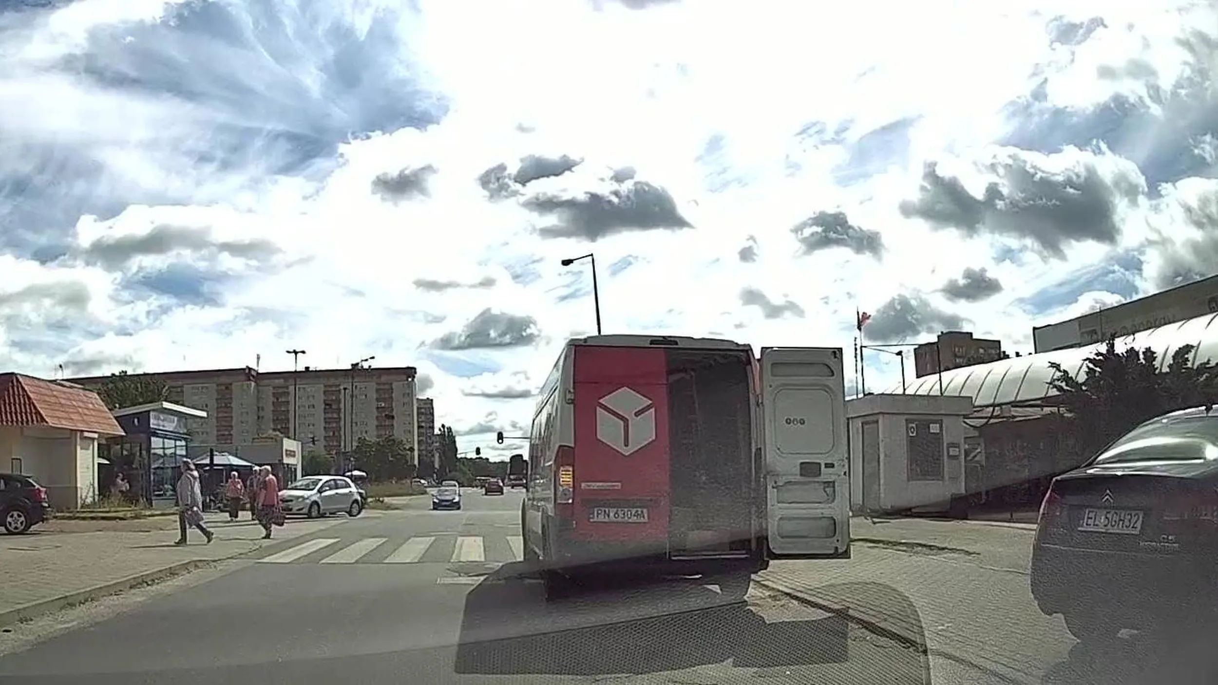 Misiu parkuje na jezdni, włącza awaryjne i blokuje wyjazd z miejsc parkingowych. Po kilku minutach oczekiwania aż wróci i zwróceniu mu uwagi, jedzie dalej i parkuje gdzie? Przed przejściem dla pieszych... A obok wolne miejsca gdzie spokojnie by się zmieścił i wtedy mógł roznosić paczuszki... Ale to trzeba jeszcze potrafić zaparkować...