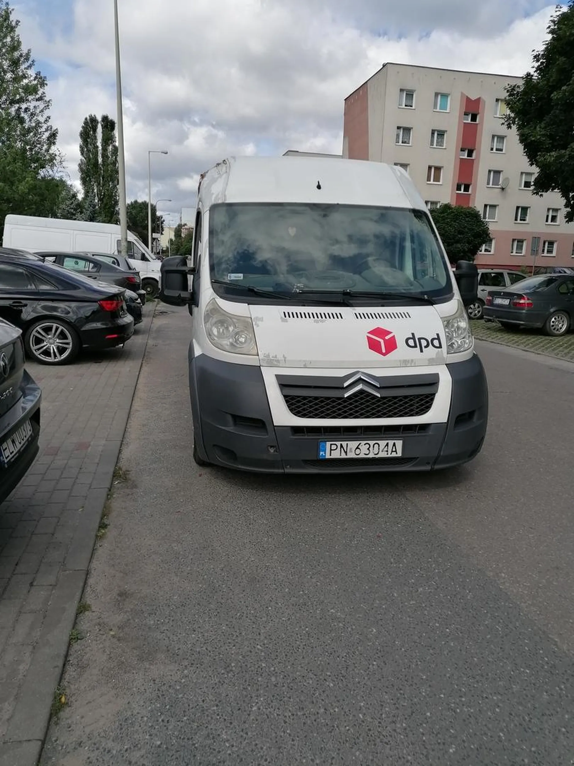 Misiu parkuje na jezdni, włącza awaryjne i blokuje wyjazd z miejsc parkingowych. Po kilku minutach oczekiwania aż wróci i zwróceniu mu uwagi, jedzie dalej i parkuje gdzie? Przed przejściem dla pieszych... A obok wolne miejsca gdzie spokojnie by się zmieścił i wtedy mógł roznosić paczuszki... Ale to trzeba jeszcze potrafić zaparkować...