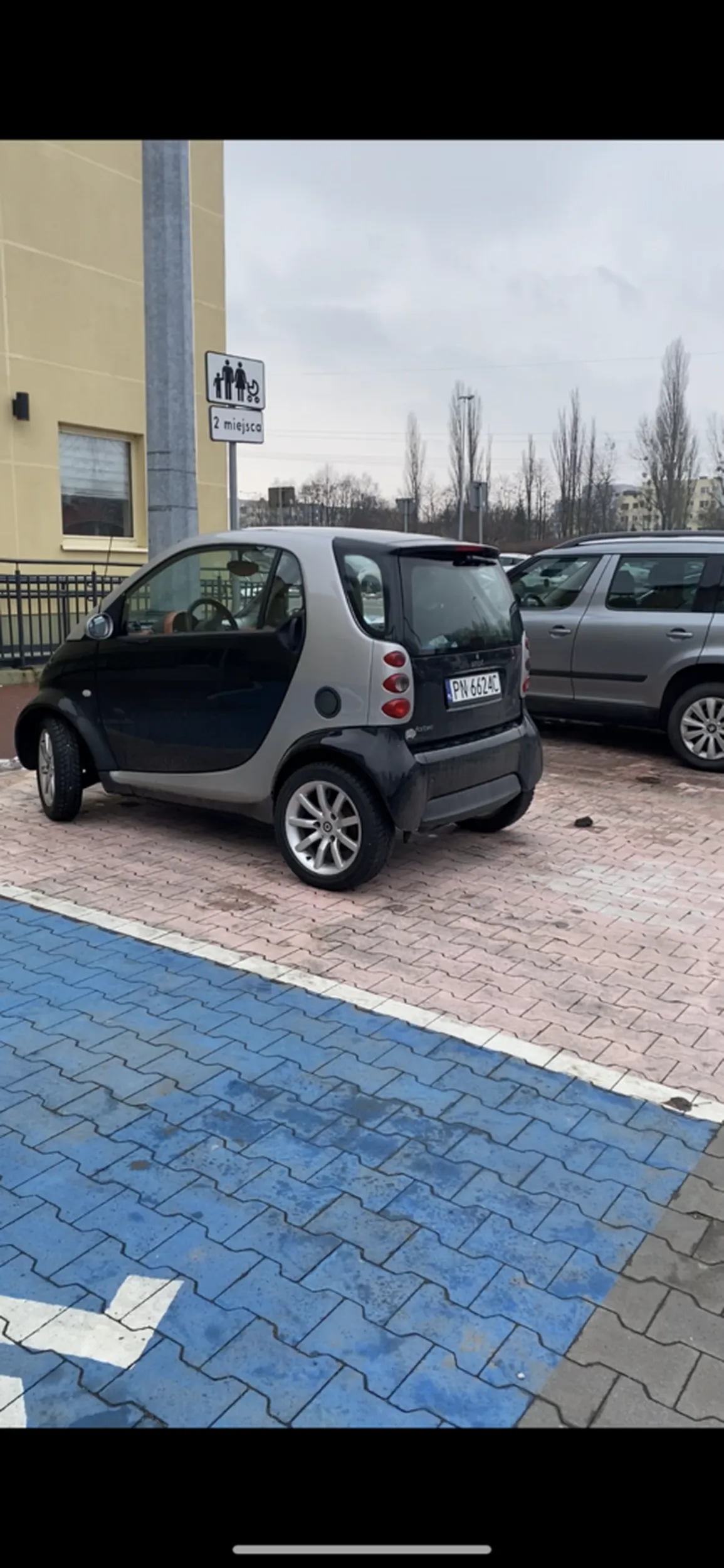 No matka z dzieckiem w smarcie to hit… po co krowo blokujesz takie miejsce jeśli nie masz dziecka w samochodzie, żadnego fotelika!!!