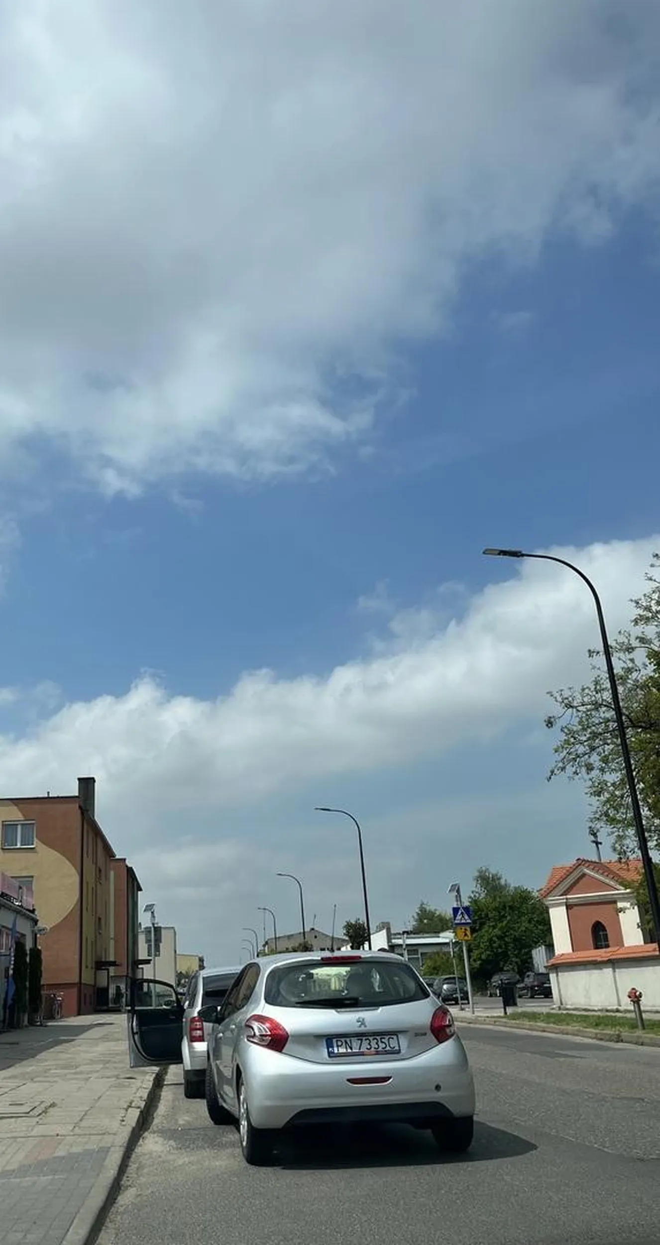 Jeszcze dalej od krawężnika trzeba stanąć