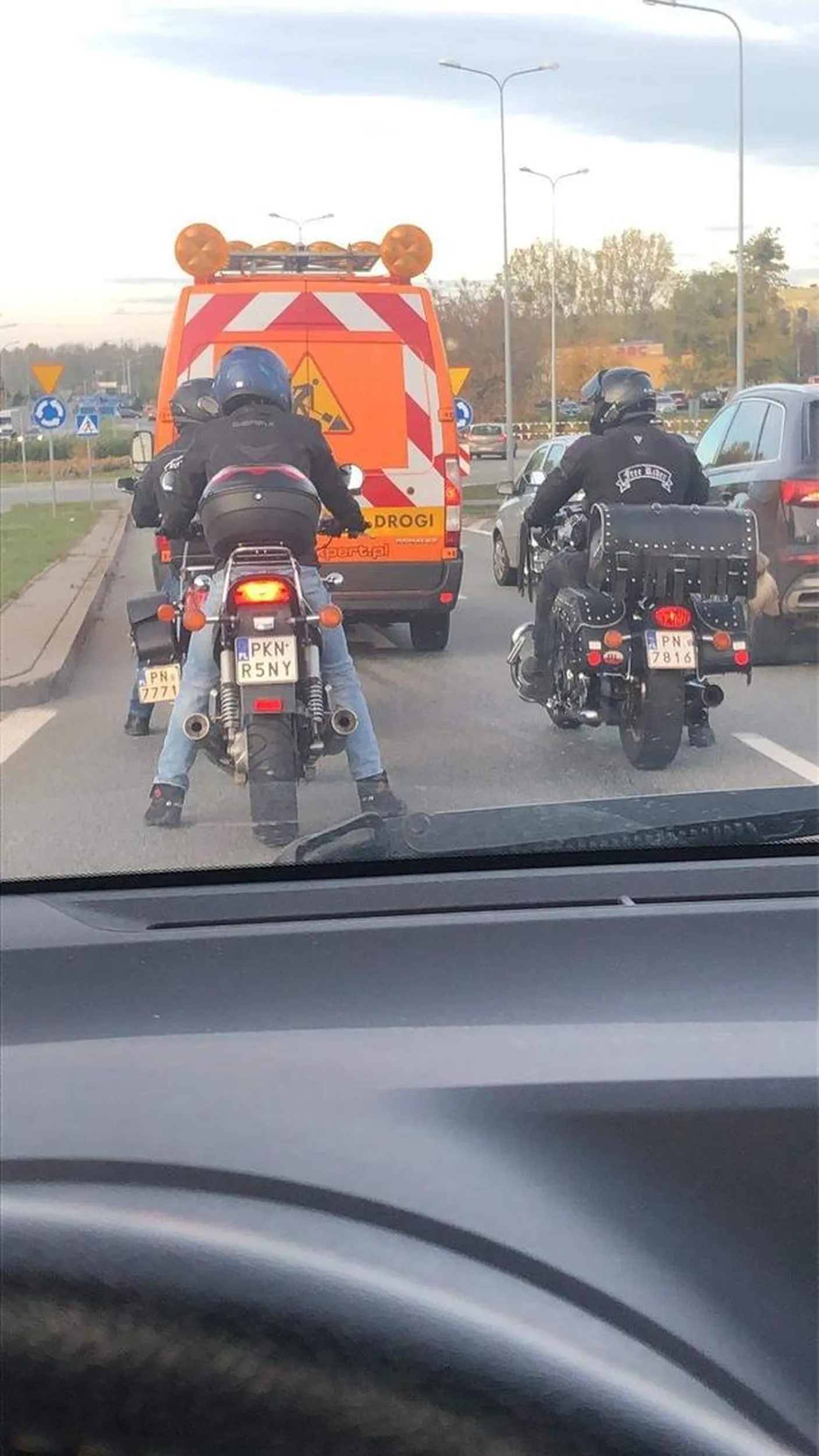 Wszyscy trzej panowie test na inteligencje i ponowny test na prawo jazdy!!! Święte krowy wpychające sie na chama