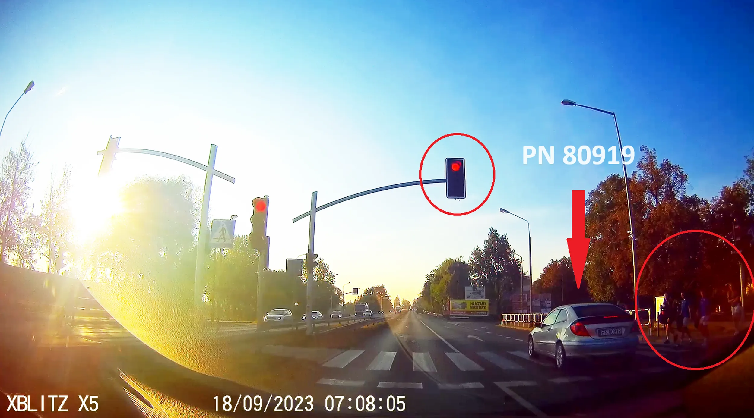 Przejeżdza na czerwonym świetle, wyjeżdzając środkowym pasem spomiędzy aut, gdy na przejściu są piesi.