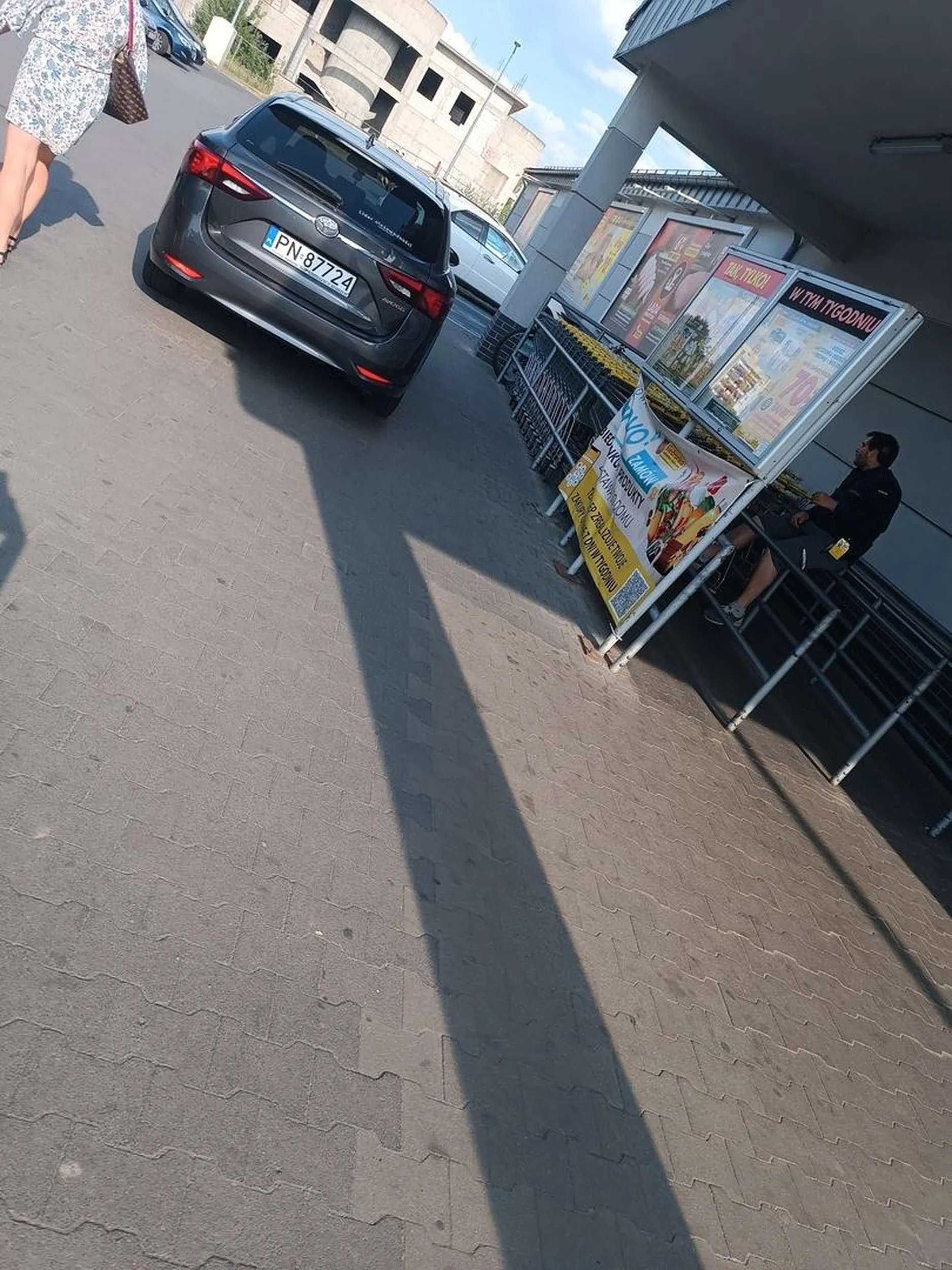 Wokół pełno miejsc parkingowych, ale najlepiej wjechać praktycznie do sklepu ?‍♀️