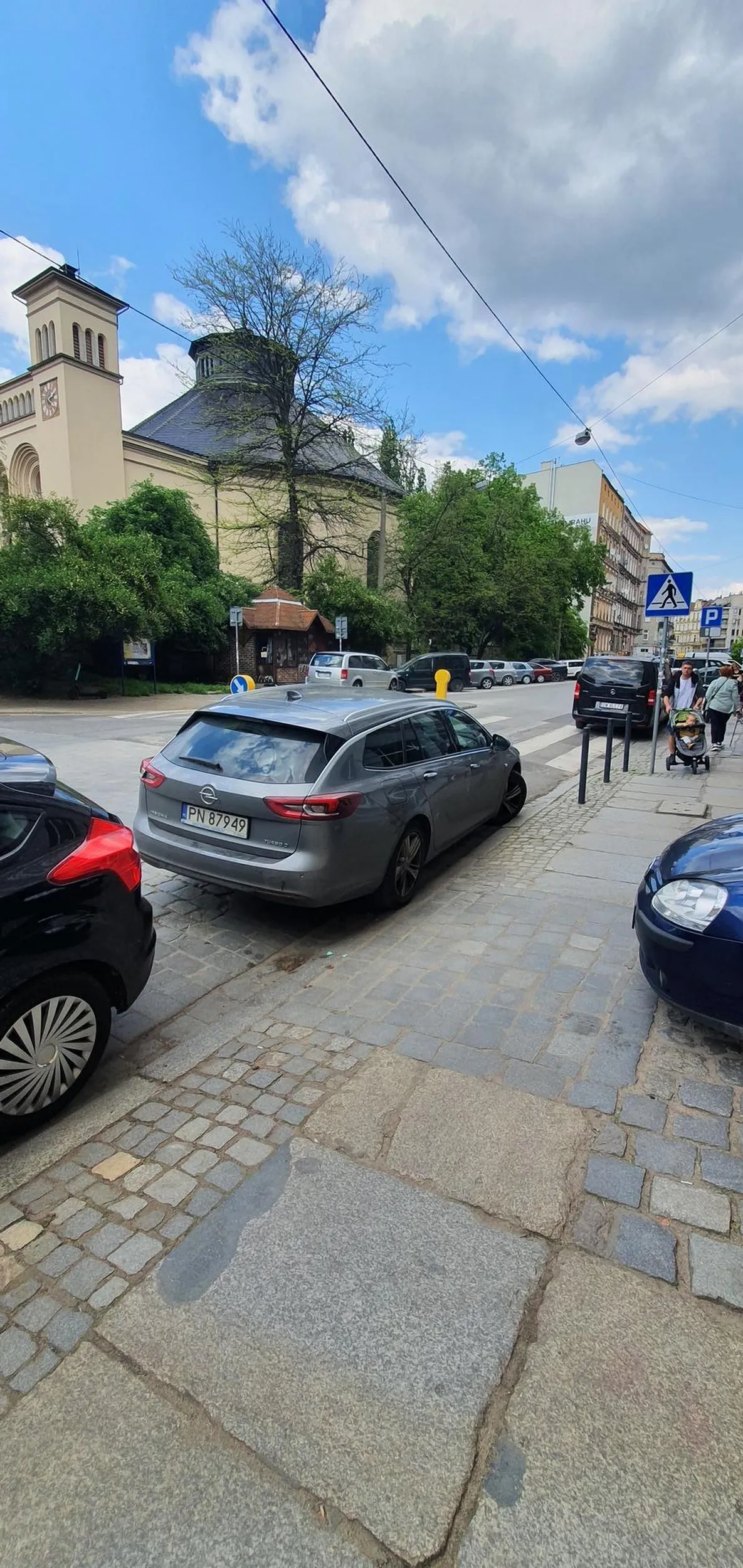 Blondyneczka, zastawiła cały wyjazd z parkingu dla około 40 samochodów dodatkowo decydując się na postój centralnie przed przejściem dla pieszych. Nie pozdrawiam.