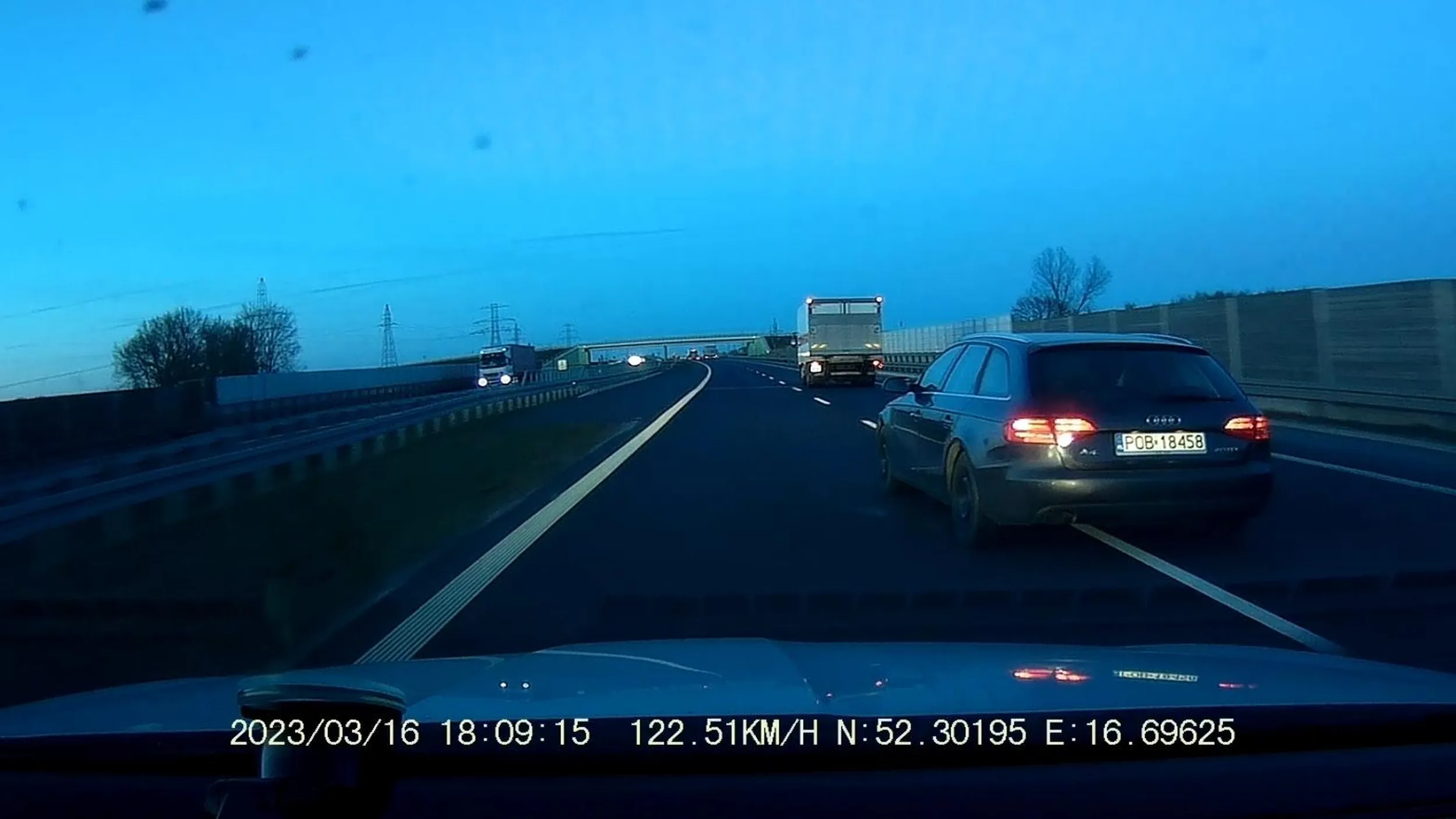 Wpierdziela się przed maskę, gdy go wyprzedzam