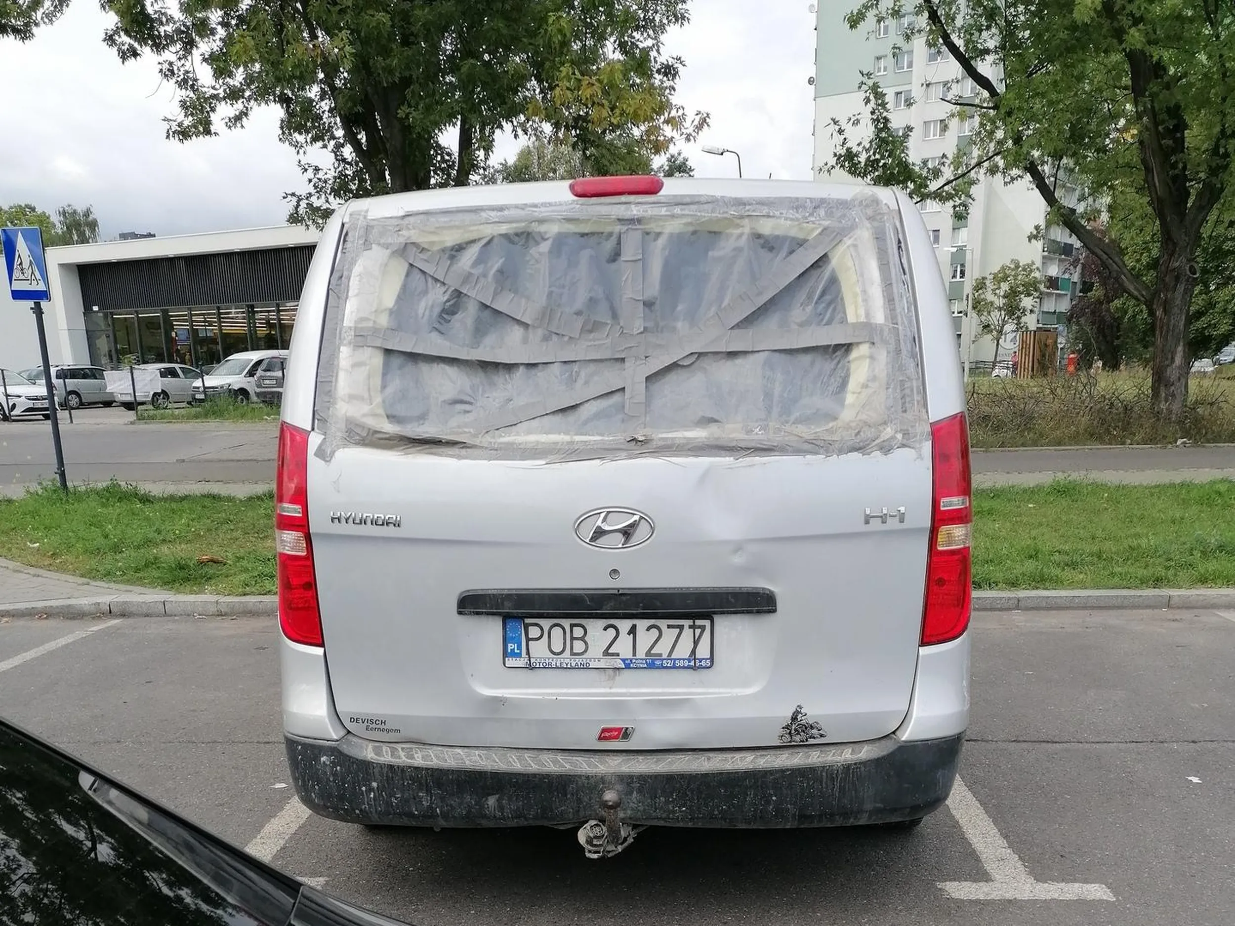 Pełno wolnych miejsc dookoła, w tym to po prawo, ale oczywiście AS musiał zaparkować jak najbliżej mnie (stałem po lewo), tak że sam miał problem wysiąść z samochodu, a ja musiałem wyjechać z miejsca żeby zapiąć w foteliku dziecko... Paranoja, nie chciało mi się za tobą czekać.