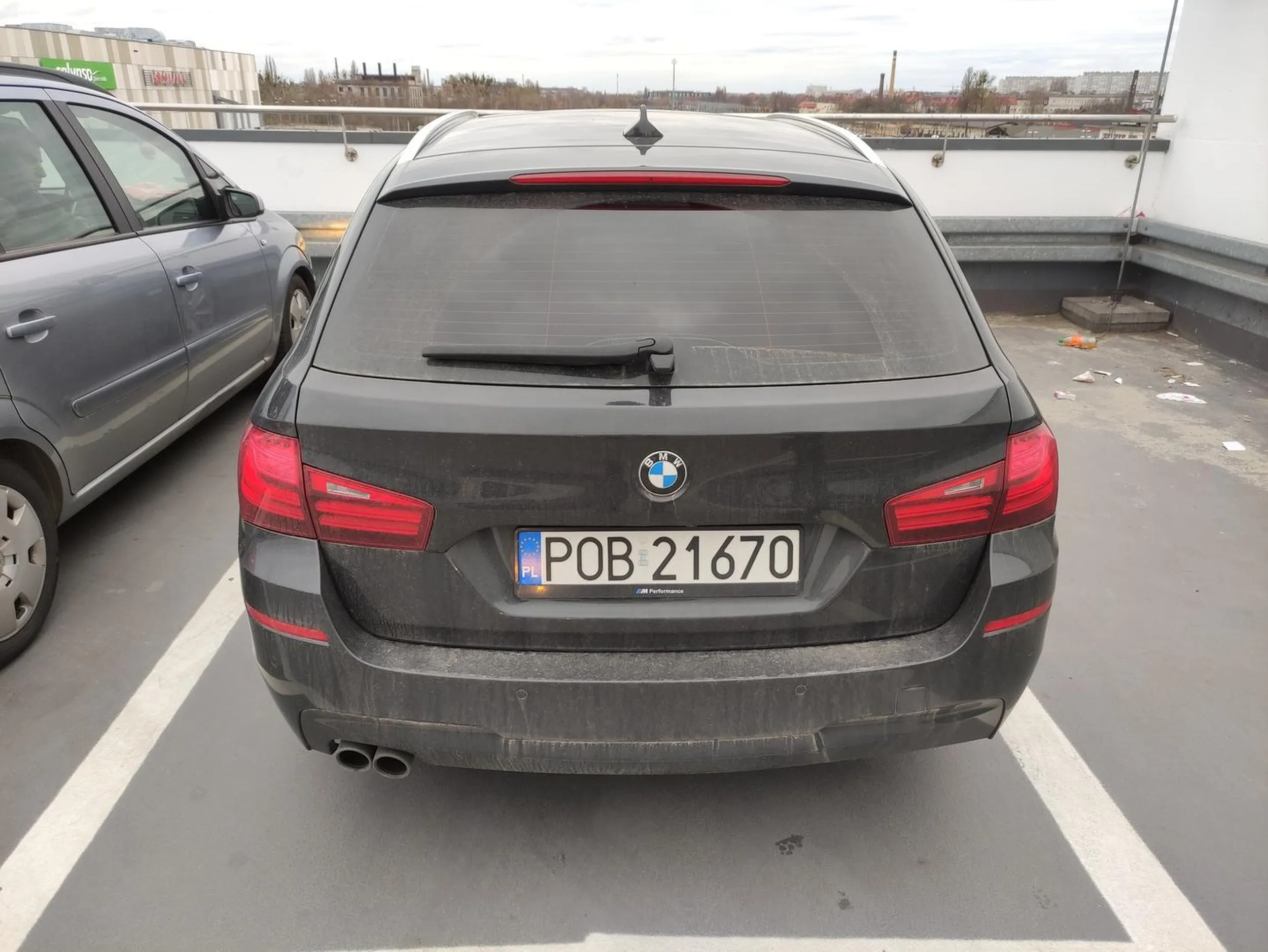 Wymuszacz odszkodowań. Nie parkuj obok jego porysowanej BMW. Oskarży cię, że porysowałeś mu drzwi.